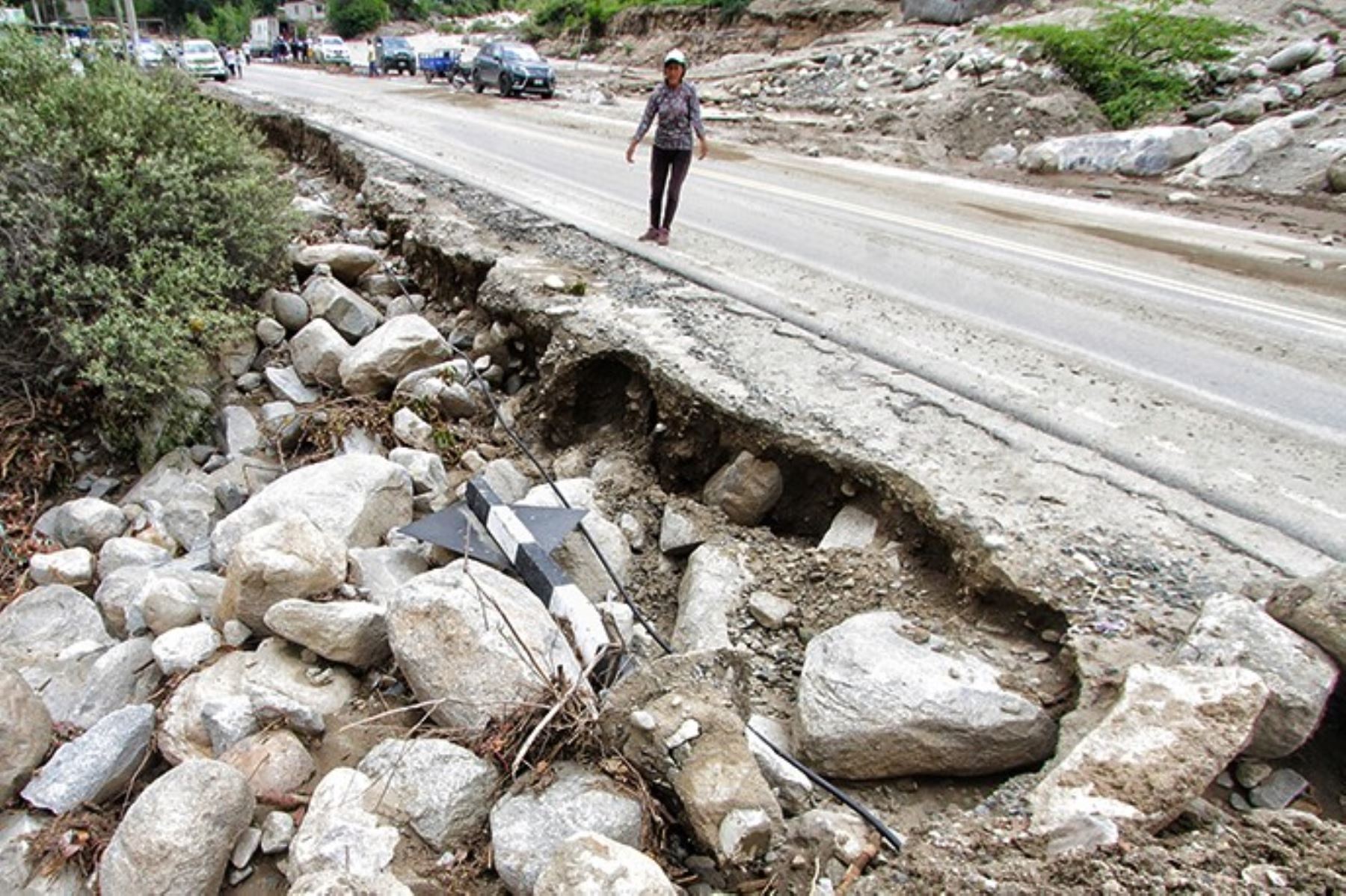 Con maquinaria pesada, el Gore Lima atenderá la emergencia generada por las lluvias y los desbordes. Foto: ANDINA/Difusión.