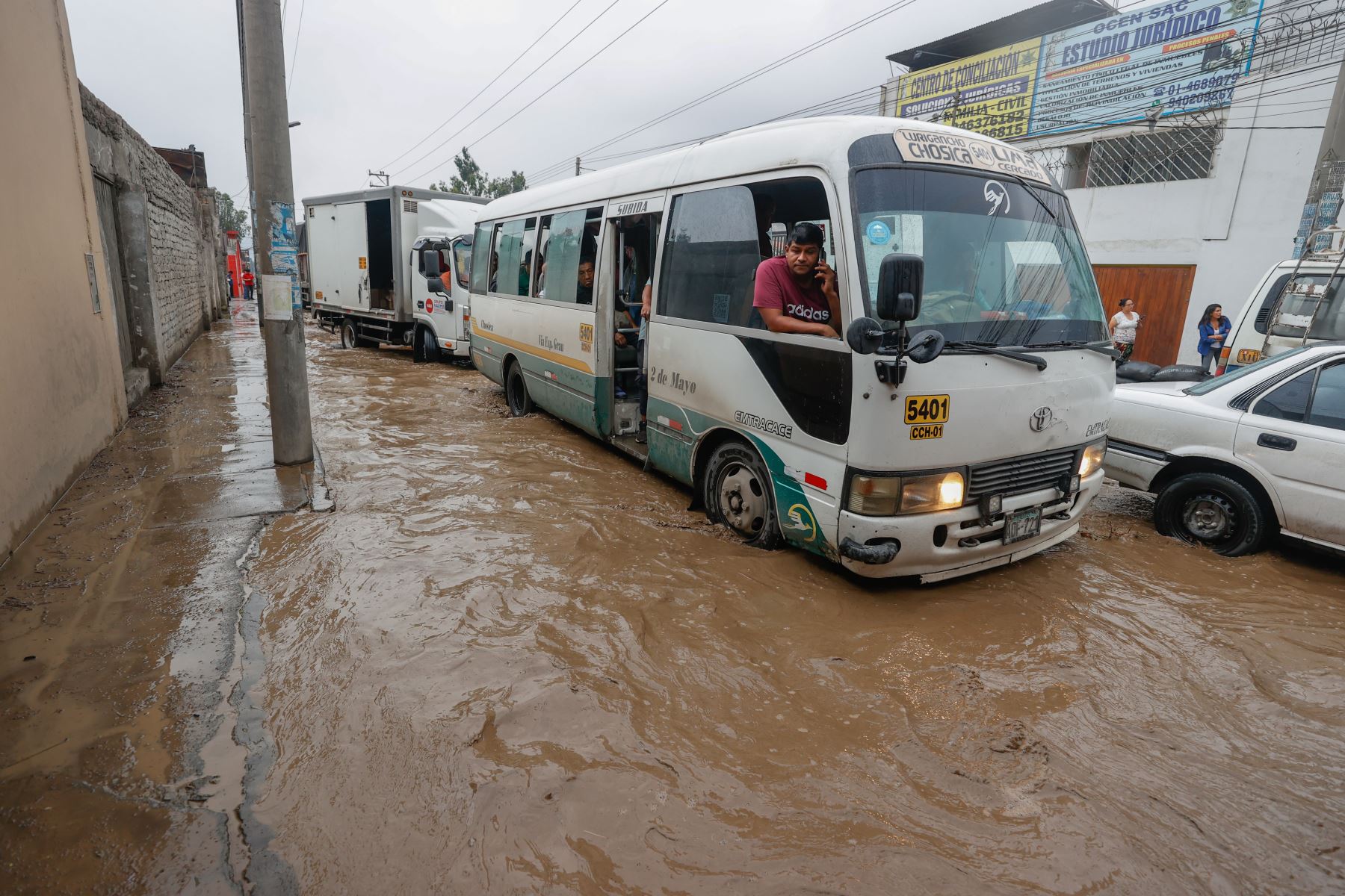 La Carretera Central luce esta tarde completamente inundada en el distrito de Chaclacayo, debido a la activación de la quebrada Los Laureles por las intensas lluvias que se registraron en las últimas horas.

Foto: ANDINA/Vidal Tarqui