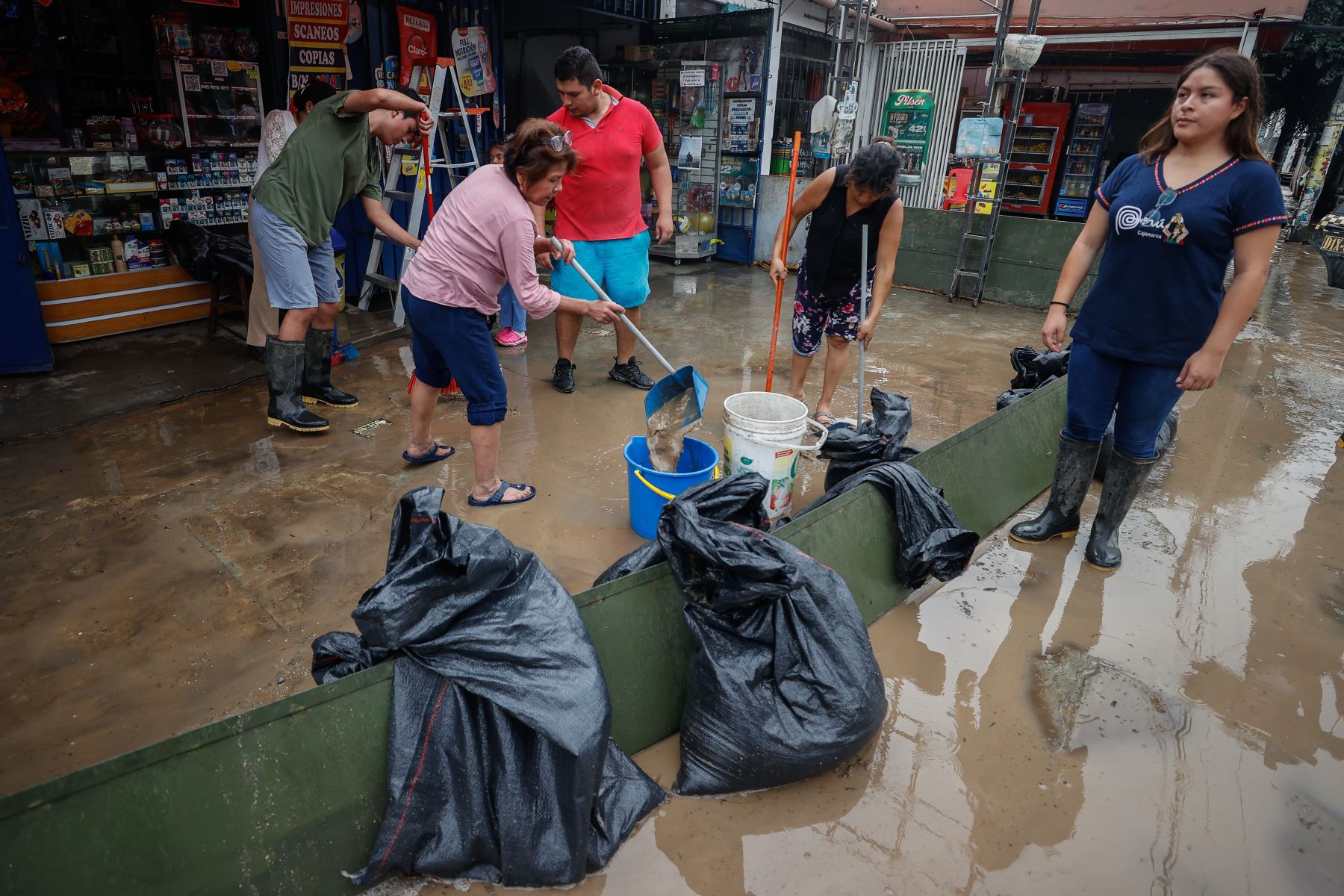 La Carretera Central luce esta tarde completamente inundada en el distrito de Chaclacayo, debido a la activación de la quebrada Los Laureles por las intensas lluvias que se registraron en las últimas horas.

Foto: ANDINA/Vidal Tarquii