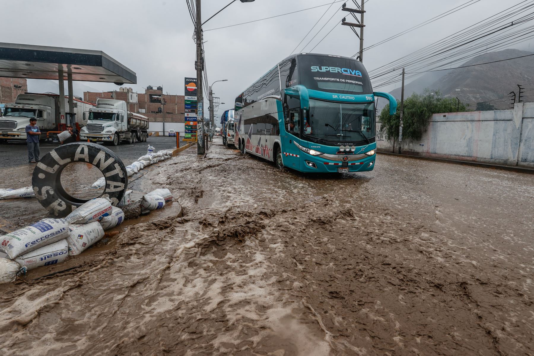La Carretera Central luce esta tarde completamente inundada en el distrito de Chaclacayo, debido a la activación de la quebrada Los Laureles por las intensas lluvias que se registraron en las últimas horas.

Foto: ANDINA/Vidal Tarqui