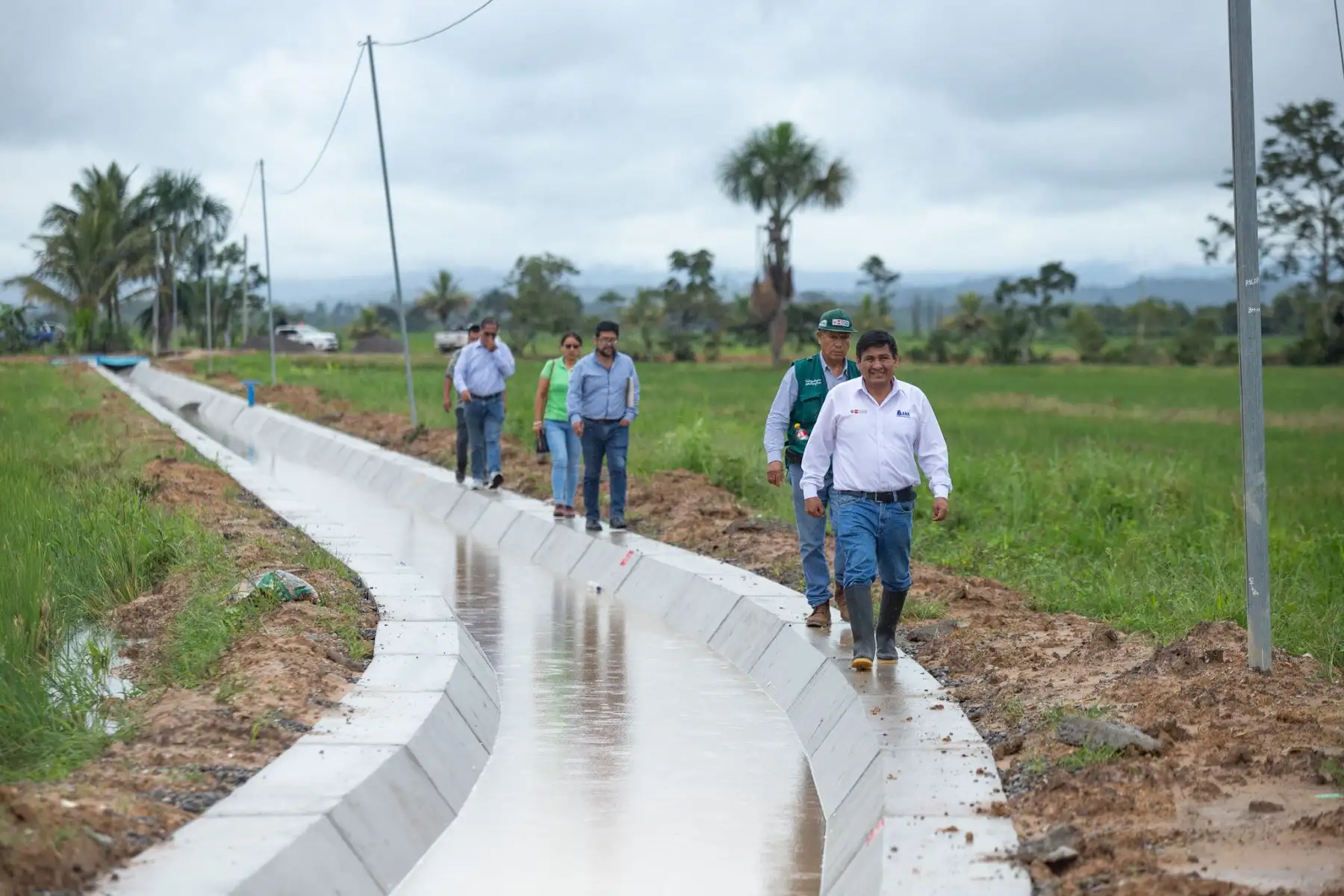 Desde Tarapoto, la ministra de Desarrollo Agrario y Riego (MIDAGRI), Nelly Paredes, llegó a la región San Martín e inició la inspección de las áreas de cultivos, que resultaron afectadas por las intensas lluvias y desbordes de ríos, como los impactos en los sistemas de riego y bocatomas.
Foto:ANDINA/MIDAGRI