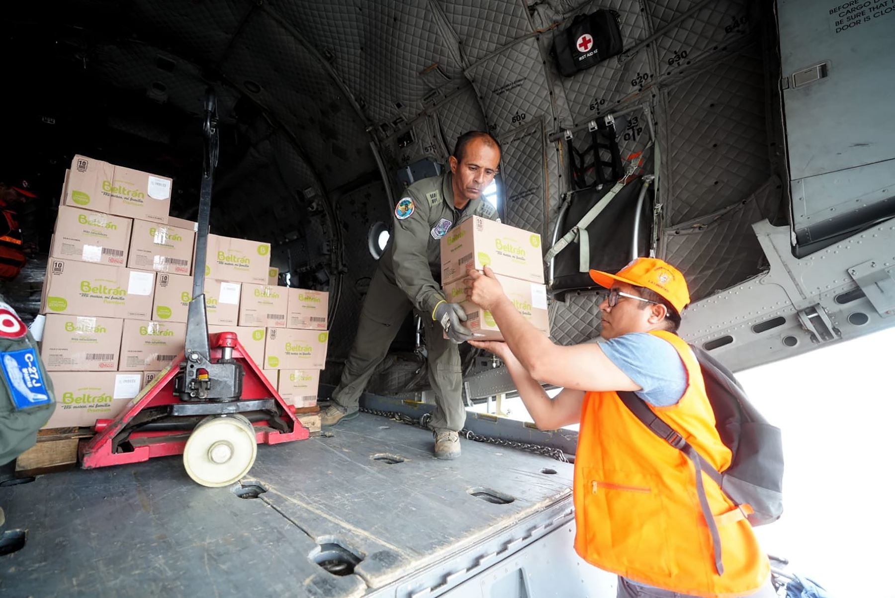En un avión de la FAP, el Ministerio de Desarrollo e Inclusión Social trasladó ayuda para damnificados de La Libertad. Foto: ANDINA/Difusión