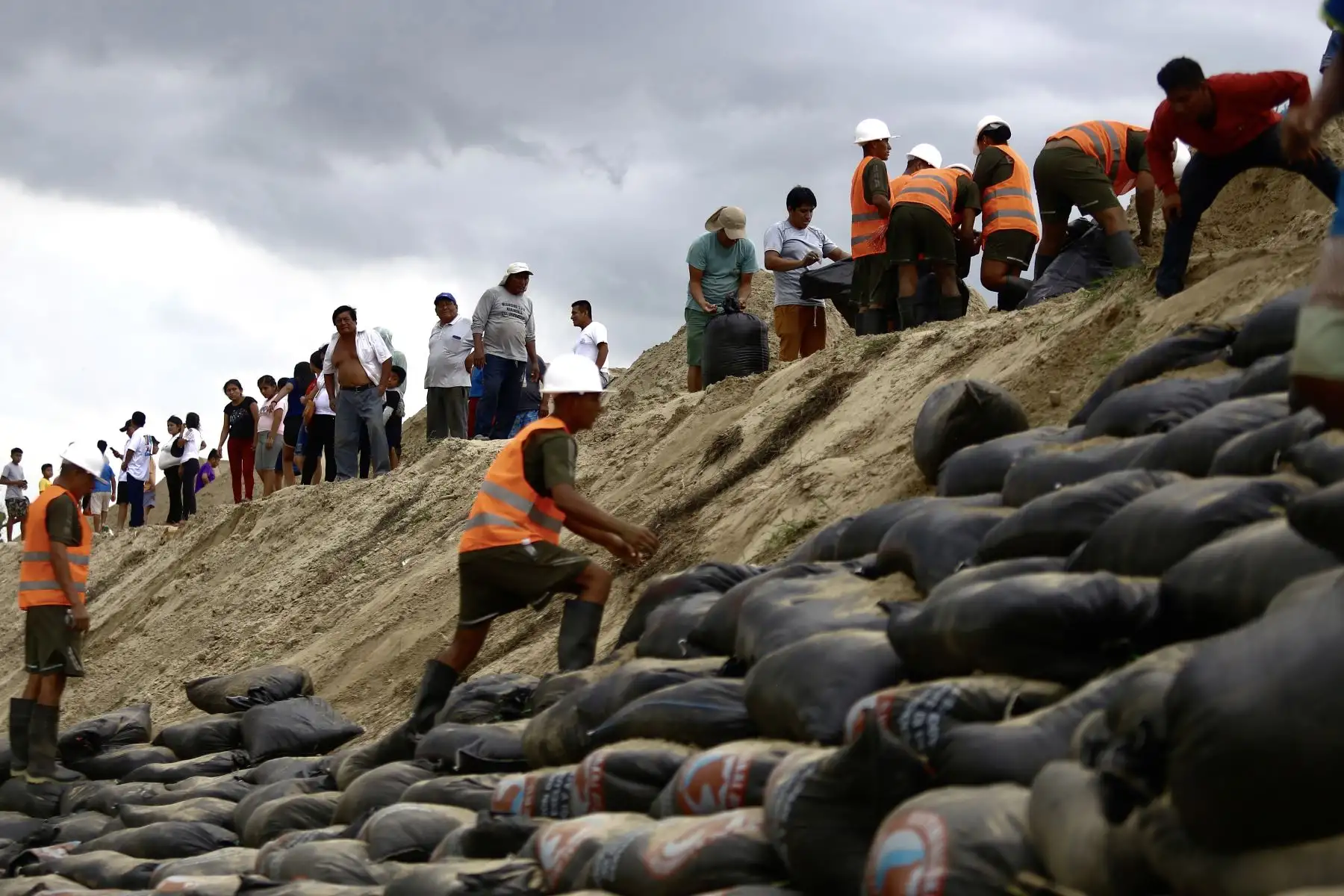 Ejército Peruano y pobladores del Bajo Piura unen fuerzas para colocar sacos de arena  en la ribera del río Piura, a manera de prevención ante en crecimiento del caudal a la altura del puente Independencia, en el  distrito distrito de Catacaos.

Foto: ANDINA/Ricardo Cuba