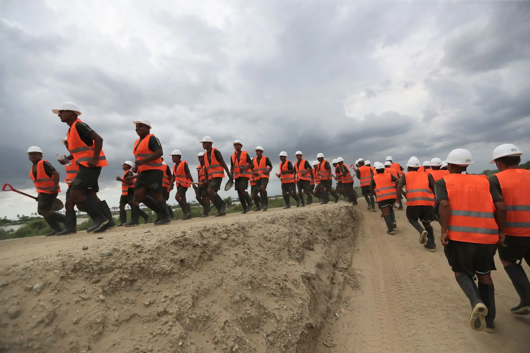 Ejército Peruano y pobladores del Bajo Piura unen fuerzas para colocar sacos de arena  en la ribera del río Piura, a manera de prevención ante en crecimiento del caudal a la altura del puente Independencia, en el  distrito distrito de Catacaos.

Foto: ANDINA/Ricardo Cuba