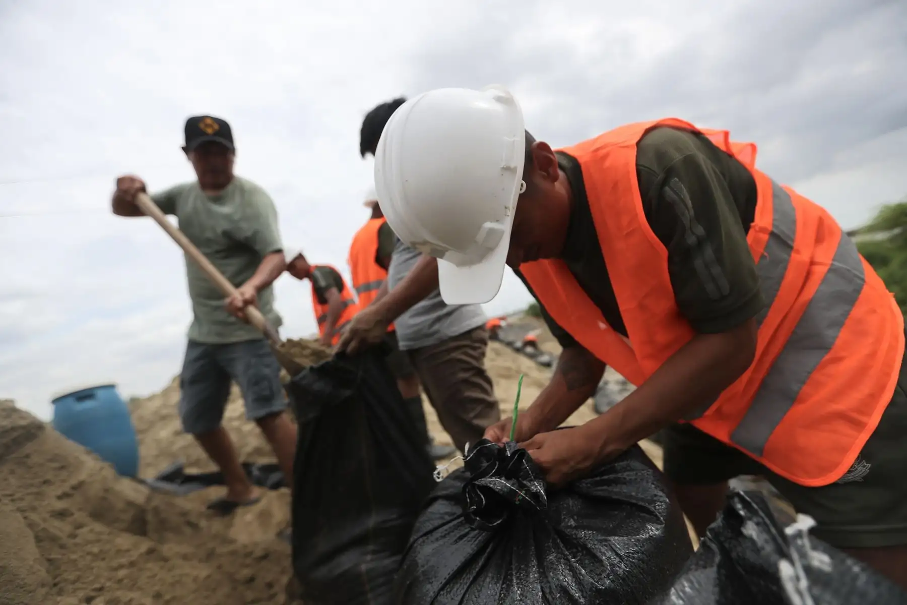 Ejército Peruano y pobladores del Bajo Piura unen fuerzas para colocar sacos de arena  en la ribera del río Piura, a manera de prevención ante en crecimiento del caudal a la altura del puente Independencia, en el  distrito distrito de Catacaos.

Foto: ANDINA/Ricardo Cuba