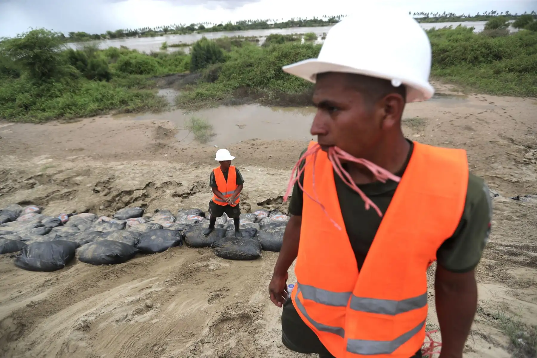 Ejército Peruano y pobladores del Bajo Piura unen fuerzas para colocar sacos de arena  en la ribera del río Piura, a manera de prevención ante en crecimiento del caudal a la altura del puente Independencia, en el  distrito distrito de Catacaos.

Foto: ANDINA/Ricardo Cuba