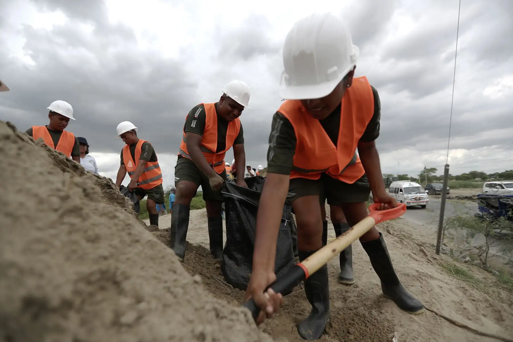 Ejército Peruano y pobladores del Bajo Piura unen fuerzas para colocar sacos de arena  en la ribera del río Piura, a manera de prevención ante en crecimiento del caudal a la altura del puente Independencia, en el  distrito distrito de Catacaos.

Foto: ANDINA/Ricardo Cuba