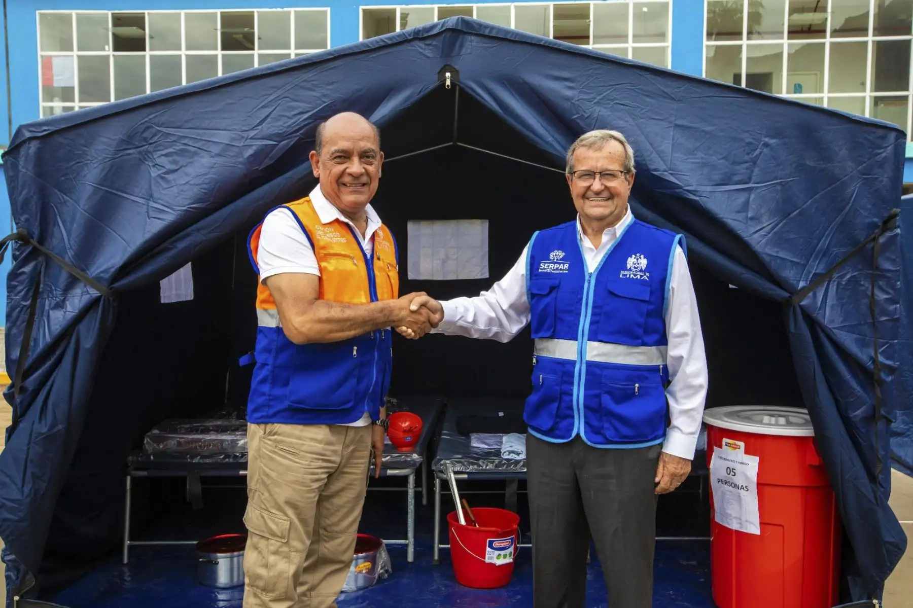 Debido a las fuertes lluvias que se presentan en la capital a causa del ciclón Yaku, la Municipalidad de Lima, a través de la Gerencia de Gestión del Riesgo de Desastre y el Servicio de Parques de Lima (Serpar), instaló un piloto para albergue de emergencia temporal en el club zonal Cahuide de Ate.
Foto:ANDINA/SERPAR