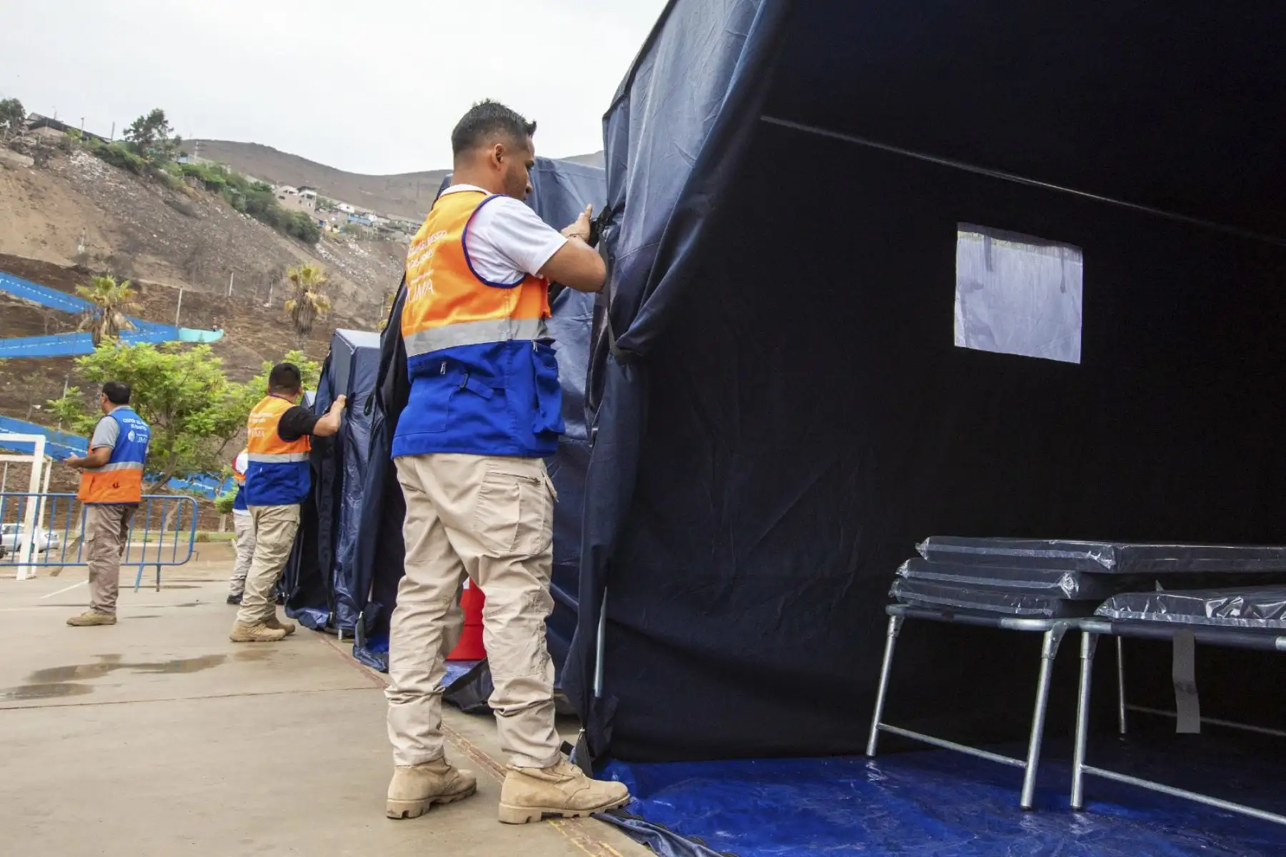 Debido a las fuertes lluvias que se presentan en la capital a causa del ciclón Yaku, la Municipalidad de Lima, a través de la Gerencia de Gestión del Riesgo de Desastre y el Servicio de Parques de Lima (Serpar), instaló un piloto para albergue de emergencia temporal en el club zonal Cahuide de Ate.
Foto:ANDINA/SERPAR
