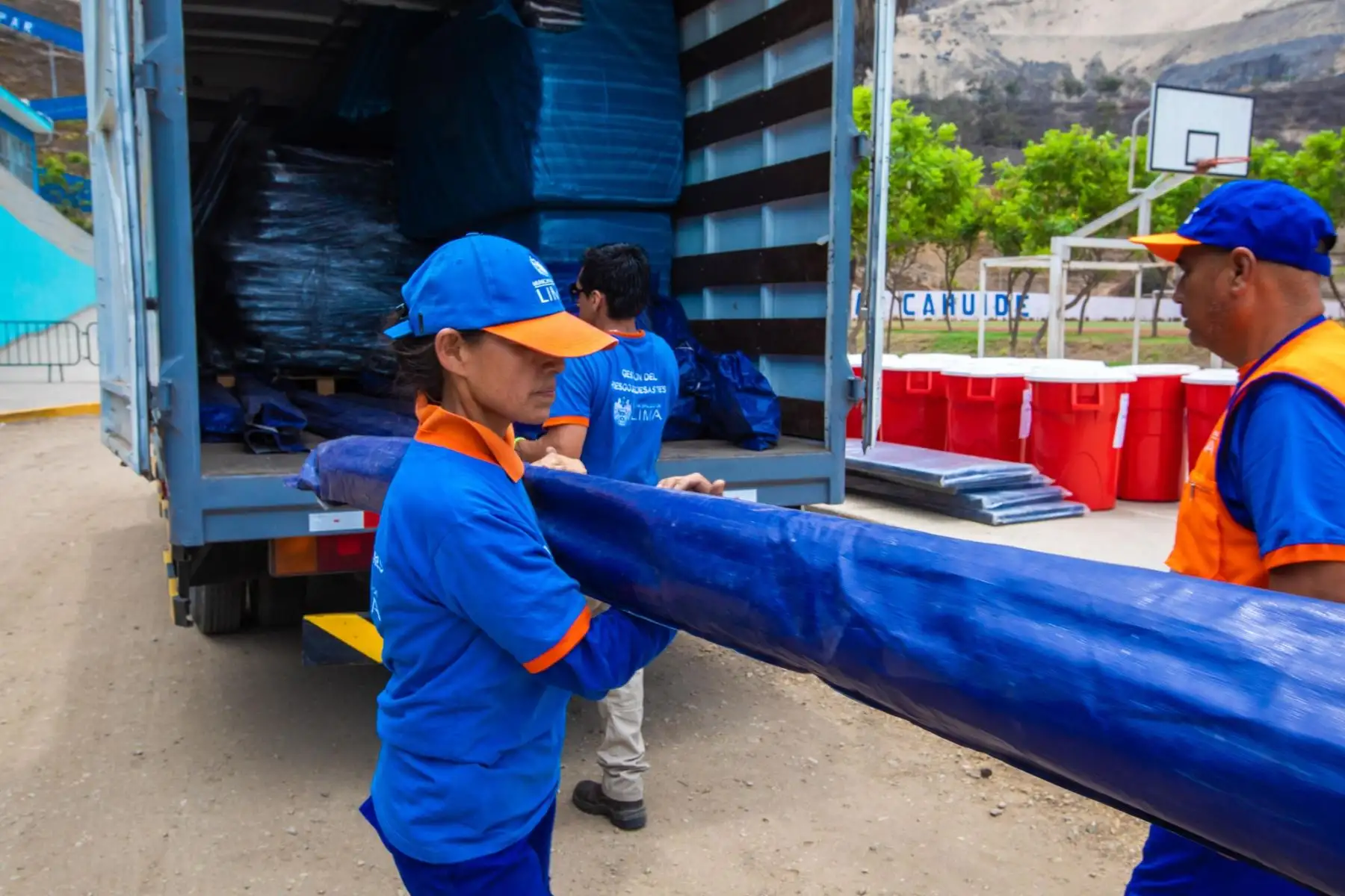 Debido a las fuertes lluvias que se presentan en la capital a causa del ciclón Yaku, la Municipalidad de Lima, a través de la Gerencia de Gestión del Riesgo de Desastre y el Servicio de Parques de Lima (Serpar), instaló un piloto para albergue de emergencia temporal en el club zonal Cahuide de Ate.
Foto:ANDINA/SERPAR