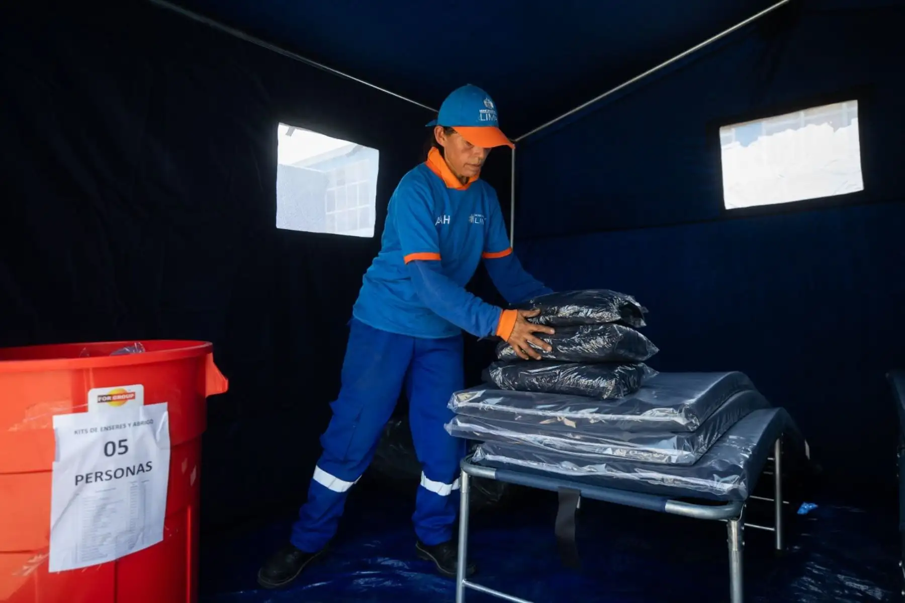 Debido a las fuertes lluvias que se presentan en la capital a causa del ciclón Yaku, la Municipalidad de Lima, a través de la Gerencia de Gestión del Riesgo de Desastre y el Servicio de Parques de Lima (Serpar), instaló un piloto para albergue de emergencia temporal en el club zonal Cahuide de Ate.
Foto:ANDINA/SERPAR