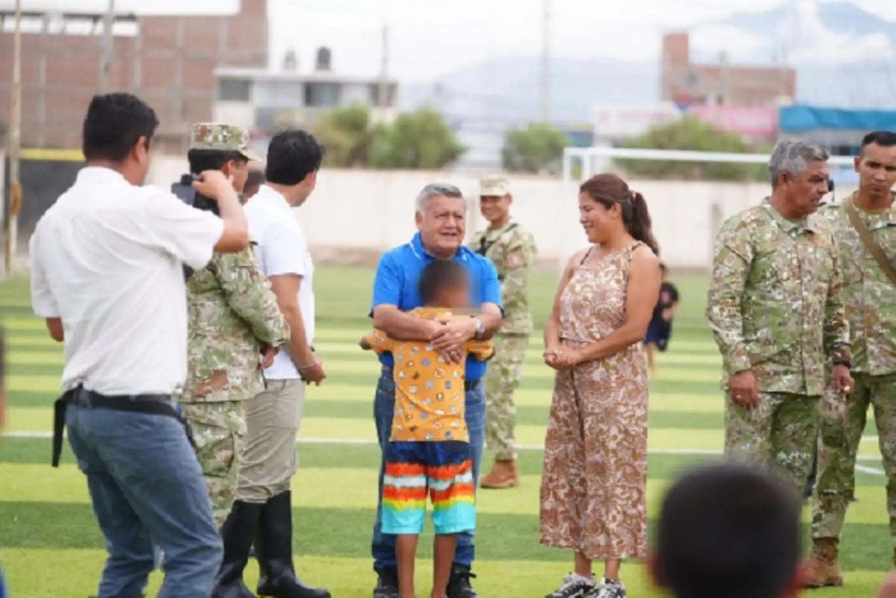 El gobernador César Acuña llegó hasta las instalaciones del Colegio Militar Ramón Castilla en compañía del ministro de Desarrollo e Inclusión Social, Julio Demartini, para supervisar los refugios temporales que allí se han instalado.