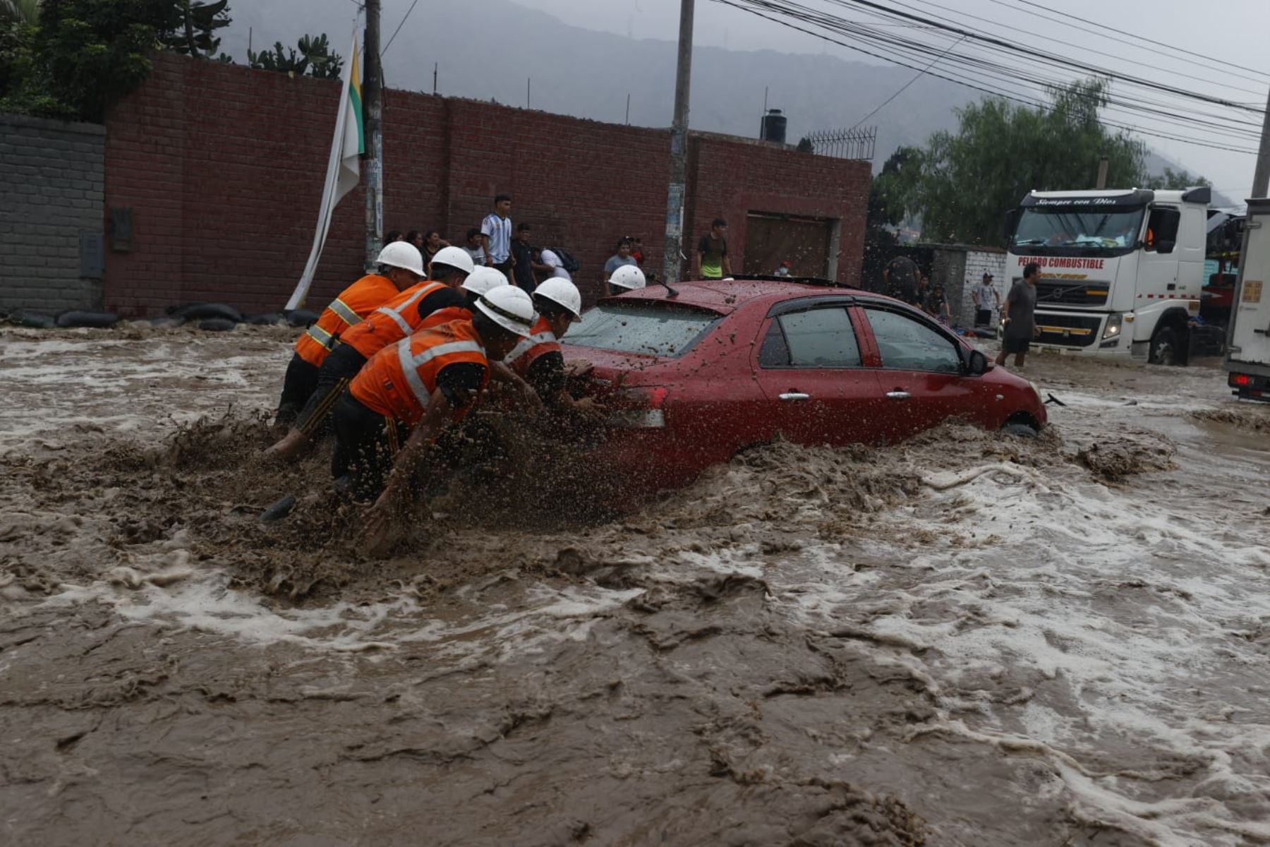 La Carretera Central luce esta tarde completamente inundada en el distrito de Chaclacayo, debido a la activación de la quebrada Los Laureles por las intensas lluvias que se registraron en las últimas horas. Foto: ANDINA/Vidal Tarqui