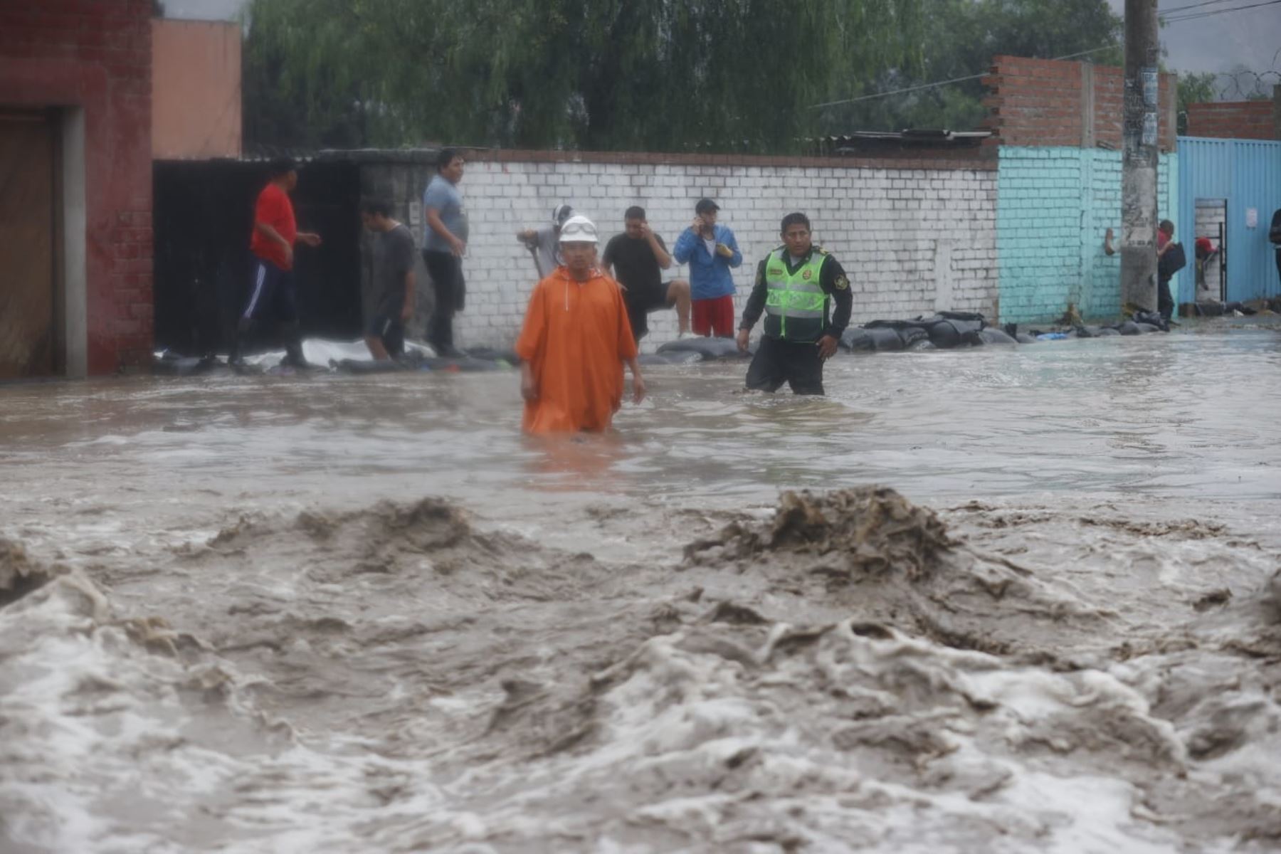 La Carretera Central luce esta tarde completamente inundada en el distrito de Chaclacayo, debido a la activación de la quebrada Los Laureles por las intensas lluvias que se registraron en las últimas horas. Foto: ANDINA/Vidal Tarqui