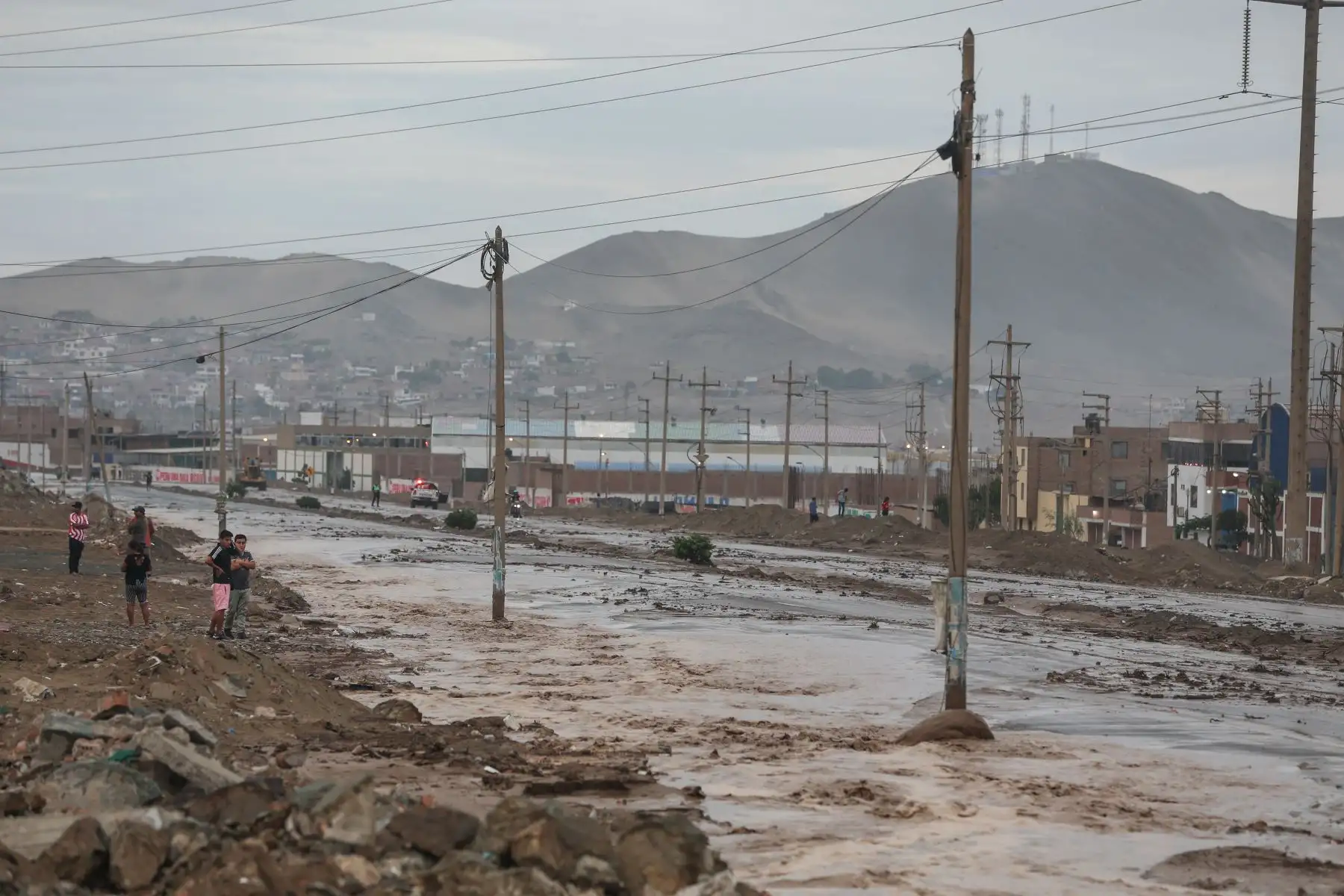 A la altura del peaje de Ancón, en el kilómetro 47 de la Panamericana Norte, las intensas lluvias activaron las quebradas Los Inocentes y Río Seco. La caída de un huaico en el sector complica la salida de vehículos de Lima hacia el norte del país.
Foto:ANDINA/Tatiana Gamarra