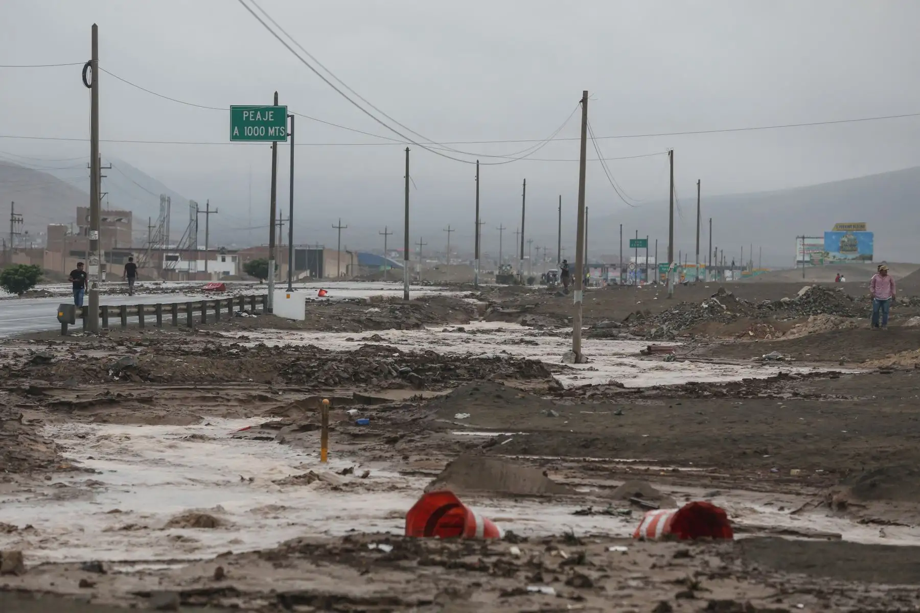 A la altura del peaje de Ancón, en el kilómetro 47 de la Panamericana Norte, las intensas lluvias activaron las quebradas Los Inocentes y Río Seco. La caída de un huaico en el sector complica la salida de vehículos de Lima hacia el norte del país.
Foto:ANDINA/Tatiana Gamarra