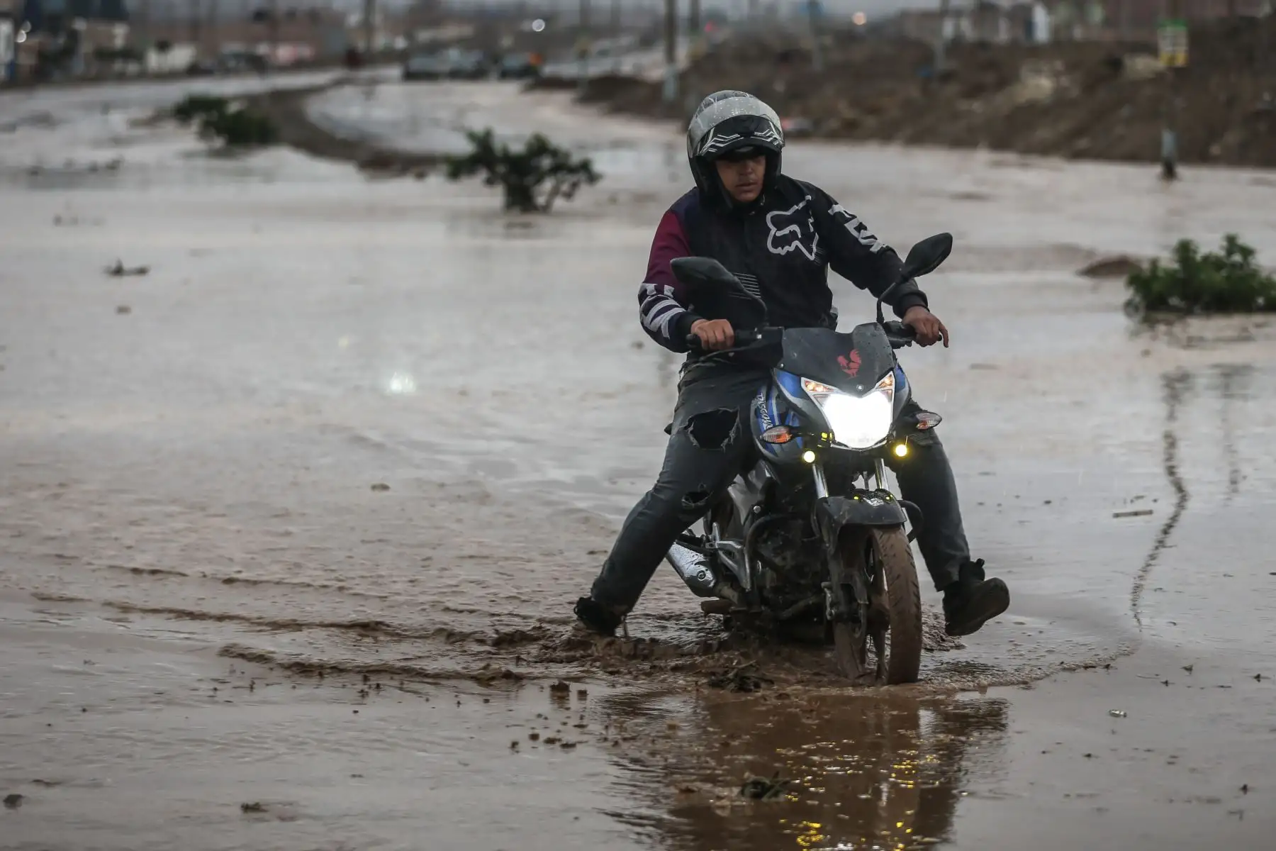 A la altura del peaje de Ancón, en el kilómetro 47 de la Panamericana Norte, las intensas lluvias activaron las quebradas Los Inocentes y Río Seco. La caída de un huaico en el sector complica la salida de vehículos de Lima hacia el norte del país.
Foto:ANDINA/Tatiana Gamarra