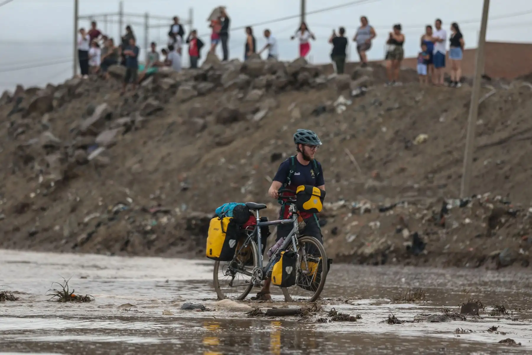 A la altura del peaje de Ancón, en el kilómetro 47 de la Panamericana Norte, las intensas lluvias activaron las quebradas Los Inocentes y Río Seco. La caída de un huaico en el sector complica la salida de vehículos de Lima hacia el norte del país.
Foto:ANDINA/Tatiana Gamarra