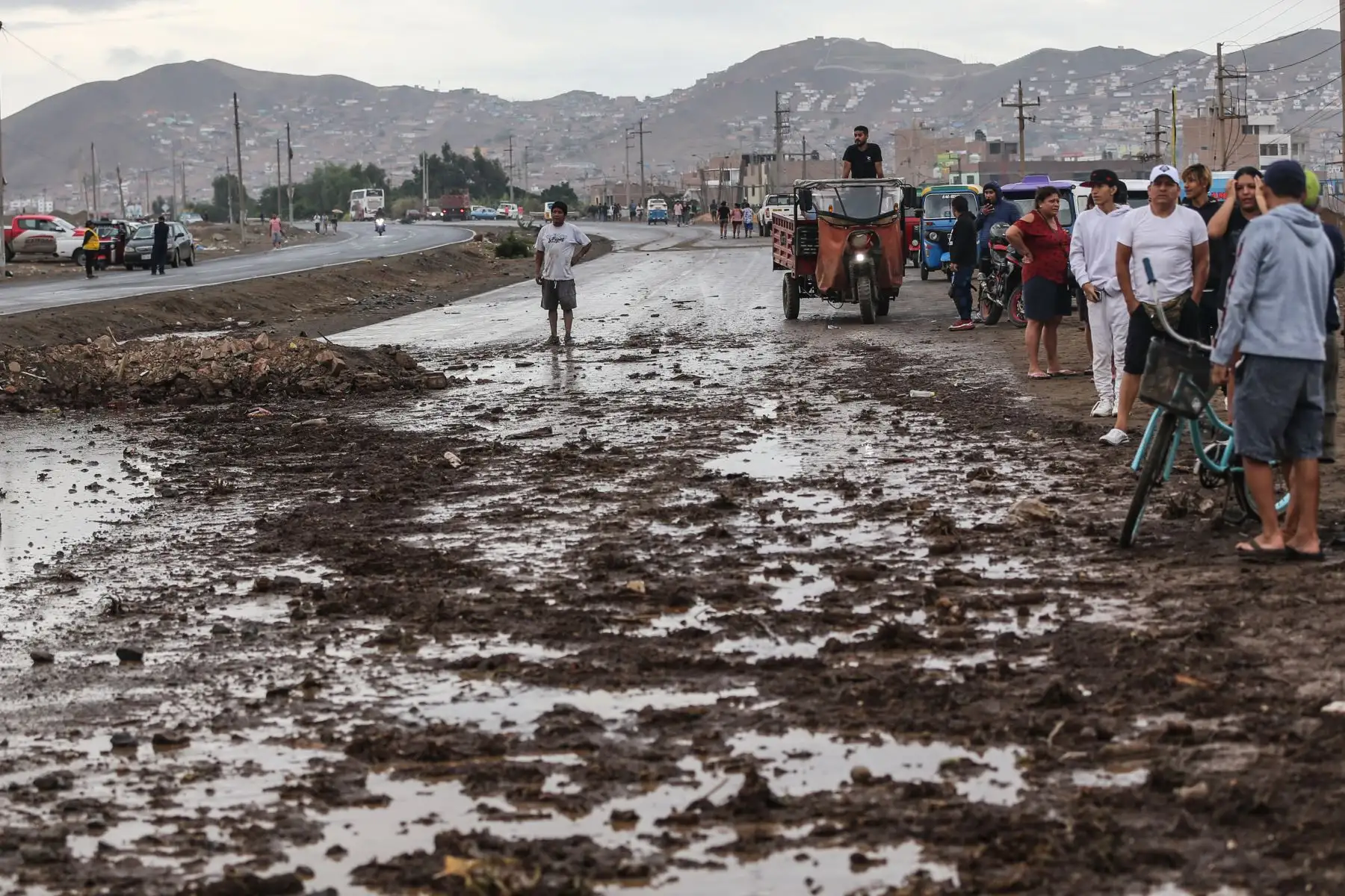 A la altura del peaje de Ancón, en el kilómetro 47 de la Panamericana Norte, las intensas lluvias activaron las quebradas Los Inocentes y Río Seco. La caída de un huaico en el sector complica la salida de vehículos de Lima hacia el norte del país.
Foto:ANDINA/Tatiana Gamarra