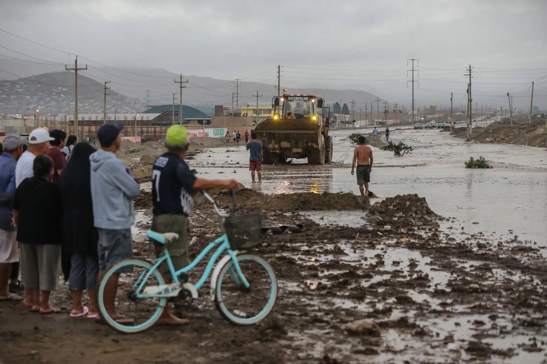 A la altura del peaje de Ancón, en el kilómetro 47 de la Panamericana Norte, las intensas lluvias activaron las quebradas Los Inocentes y Río Seco. La caída de un huaico en el sector complica la salida de vehículos de Lima hacia el norte del país.
Foto:ANDINA/Tatiana Gamarra