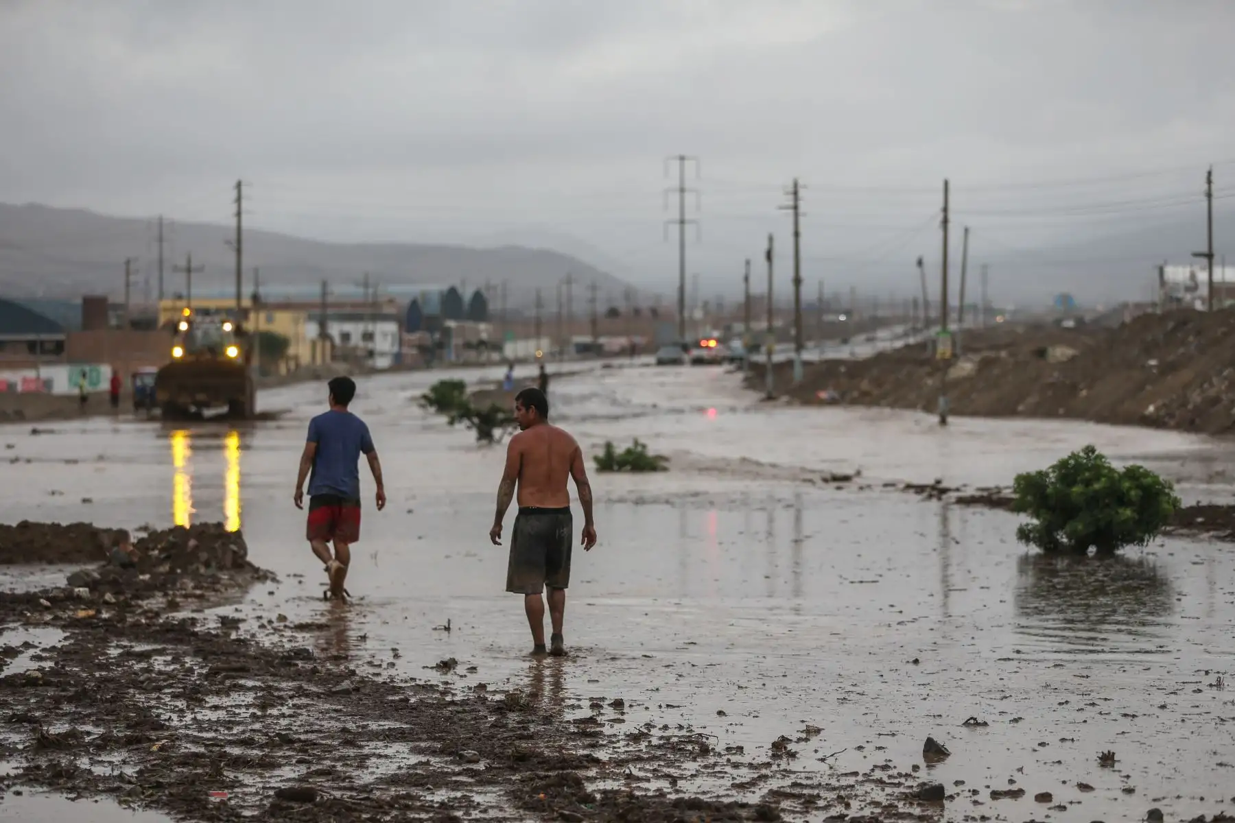 A la altura del peaje de Ancón, en el kilómetro 47 de la Panamericana Norte, las intensas lluvias activaron las quebradas Los Inocentes y Río Seco. La caída de un huaico en el sector complica la salida de vehículos de Lima hacia el norte del país.
Foto:ANDINA/Tatiana Gamarra