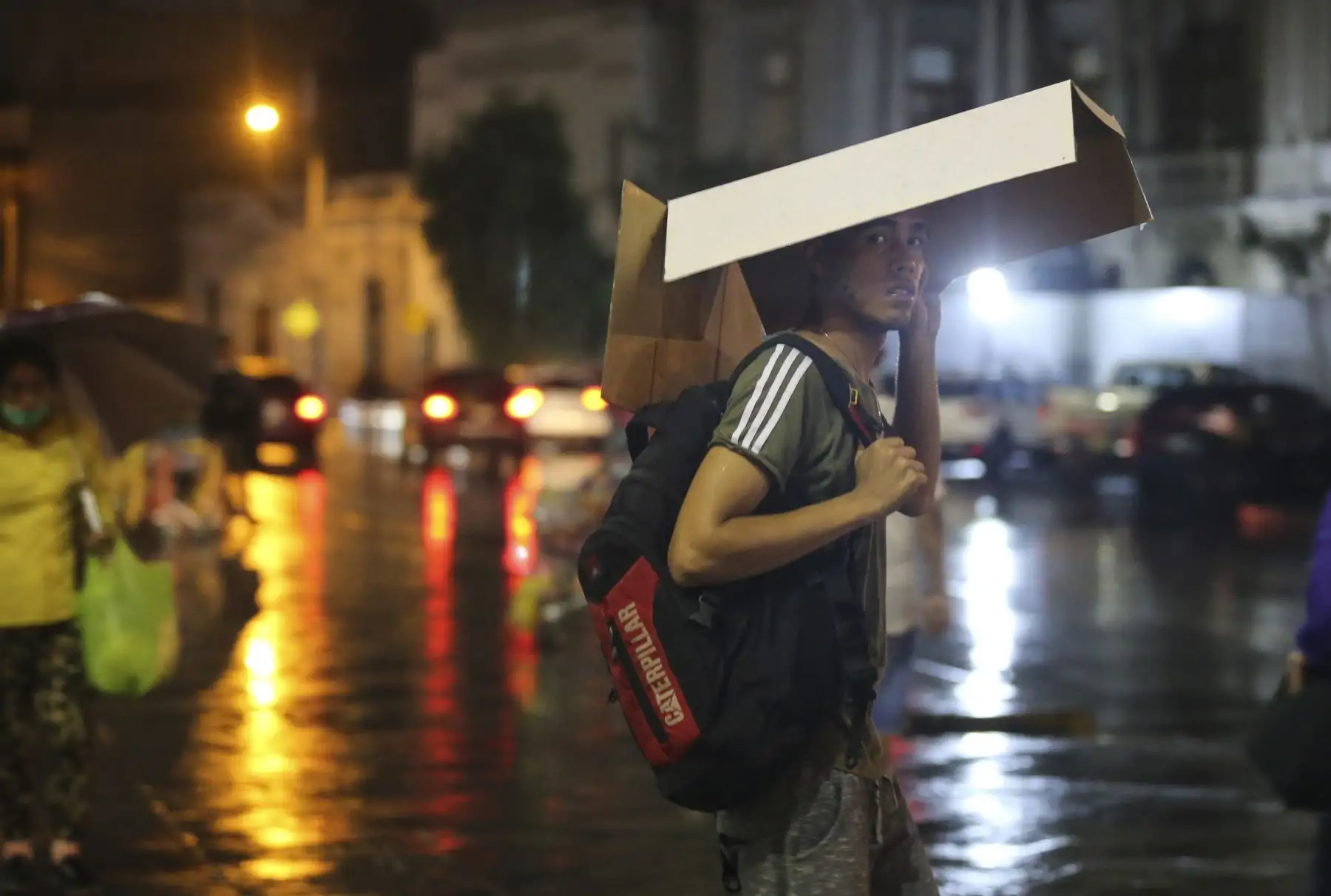 Lima entra en alerta roja debido a las intensas lluvias.
Joven se cubre con un pedazo de cartón en Plaza San Martin. Foto: ANDINA/Tatiana Gamarra