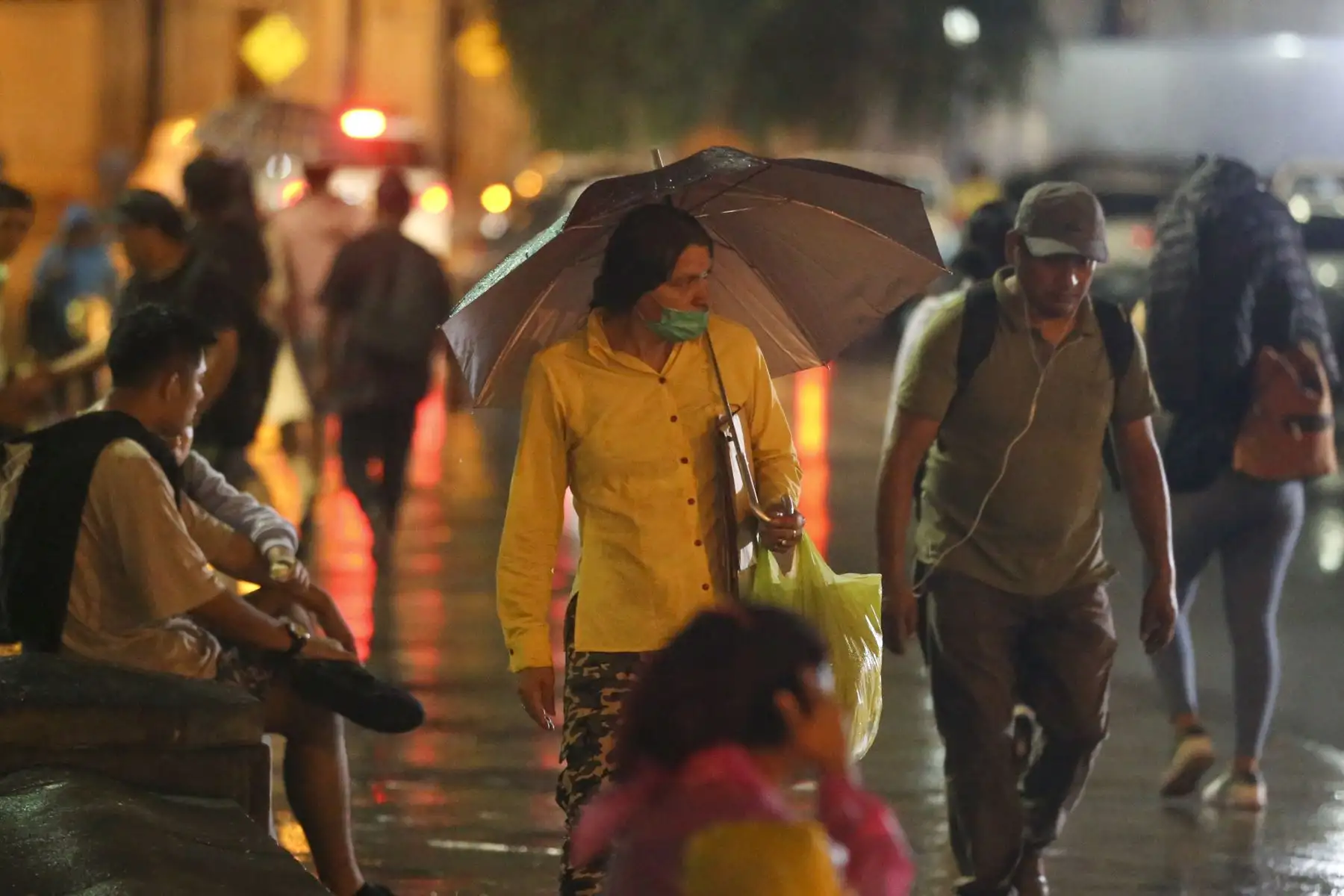 Lima entra en alerta roja debido a las intensas lluvias.
Transeuntes se protegen con impermeables y paraguas. Foto: ANDINA/Tatiana Gamarra