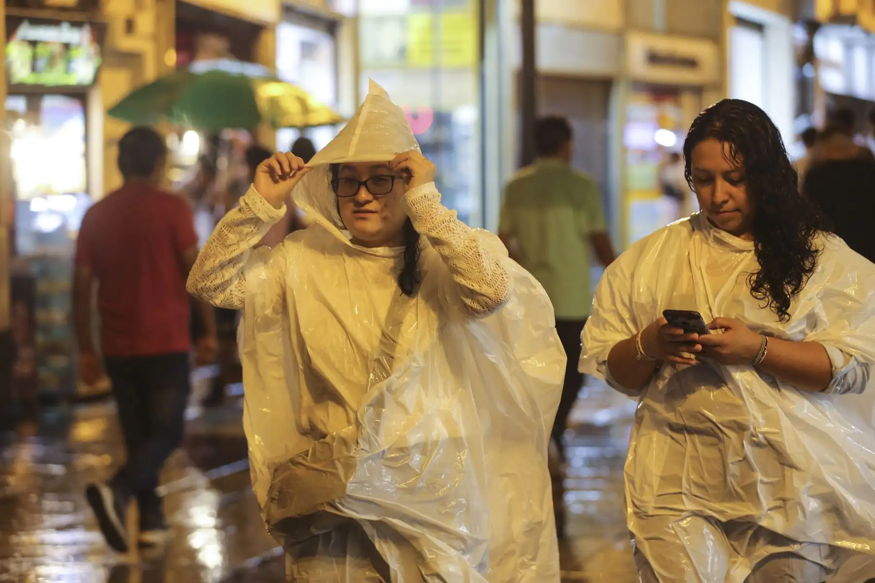 Lima entra en alerta roja debido a las intensas lluvias.
Transeuntes se protegen con impermeables que se venden de forma ambulatoria. Foto: ANDINA/Tatiana Gamarra