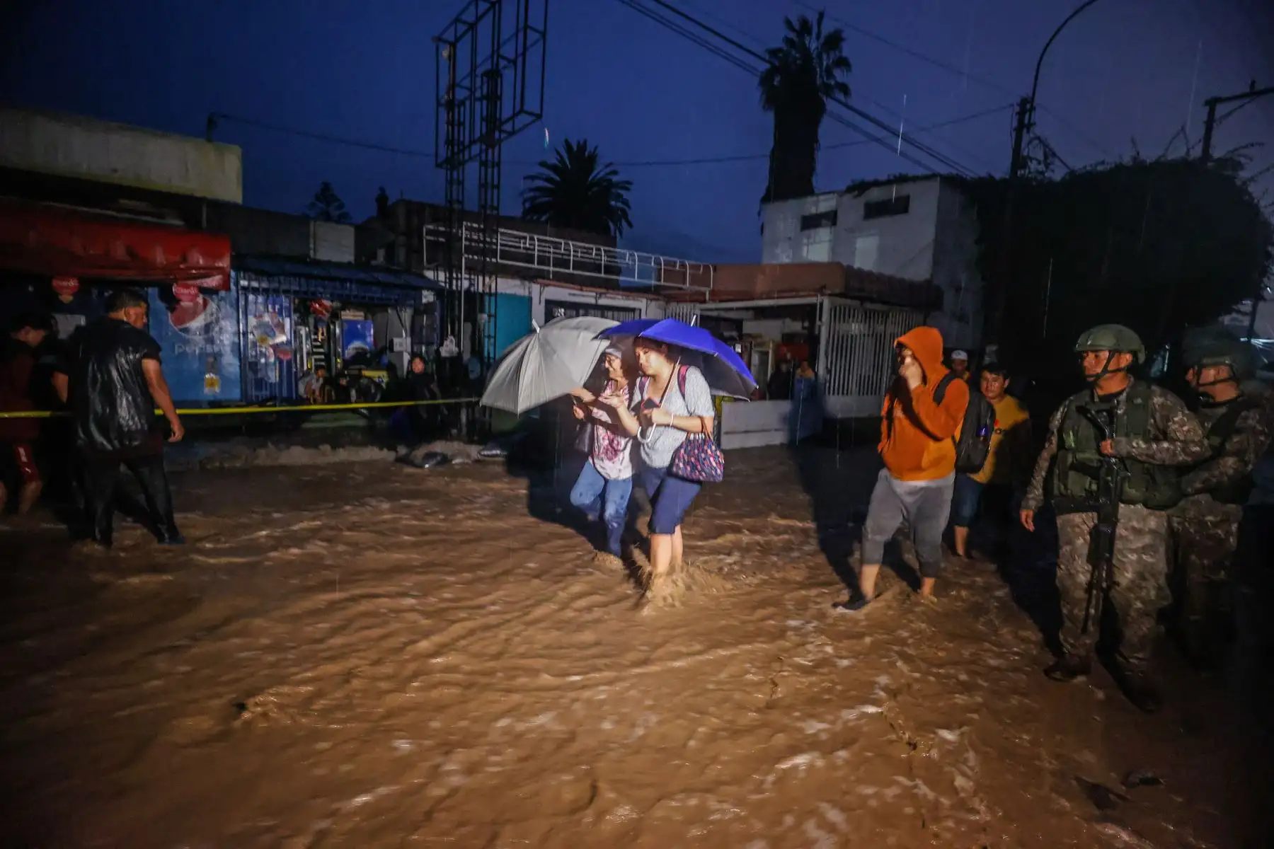 El torrente que atraviesa el distrito de Chaclacayo desde la tarde del martes, tras la activación de la quebrada Los Laureles, dificulta el retorno a casa de centenares de personas. Formando cadenas humanas y, en algunos casos, con apoyo de militares, moradores de Chosica, Ricardo Palma, Santa Eulalia y otros sectores del este de Lima buscan la manera de vadear la corriente para no verse obligados a pernoctar a la intemperie.
 Foto: ANDINA/Vidal Tarqui