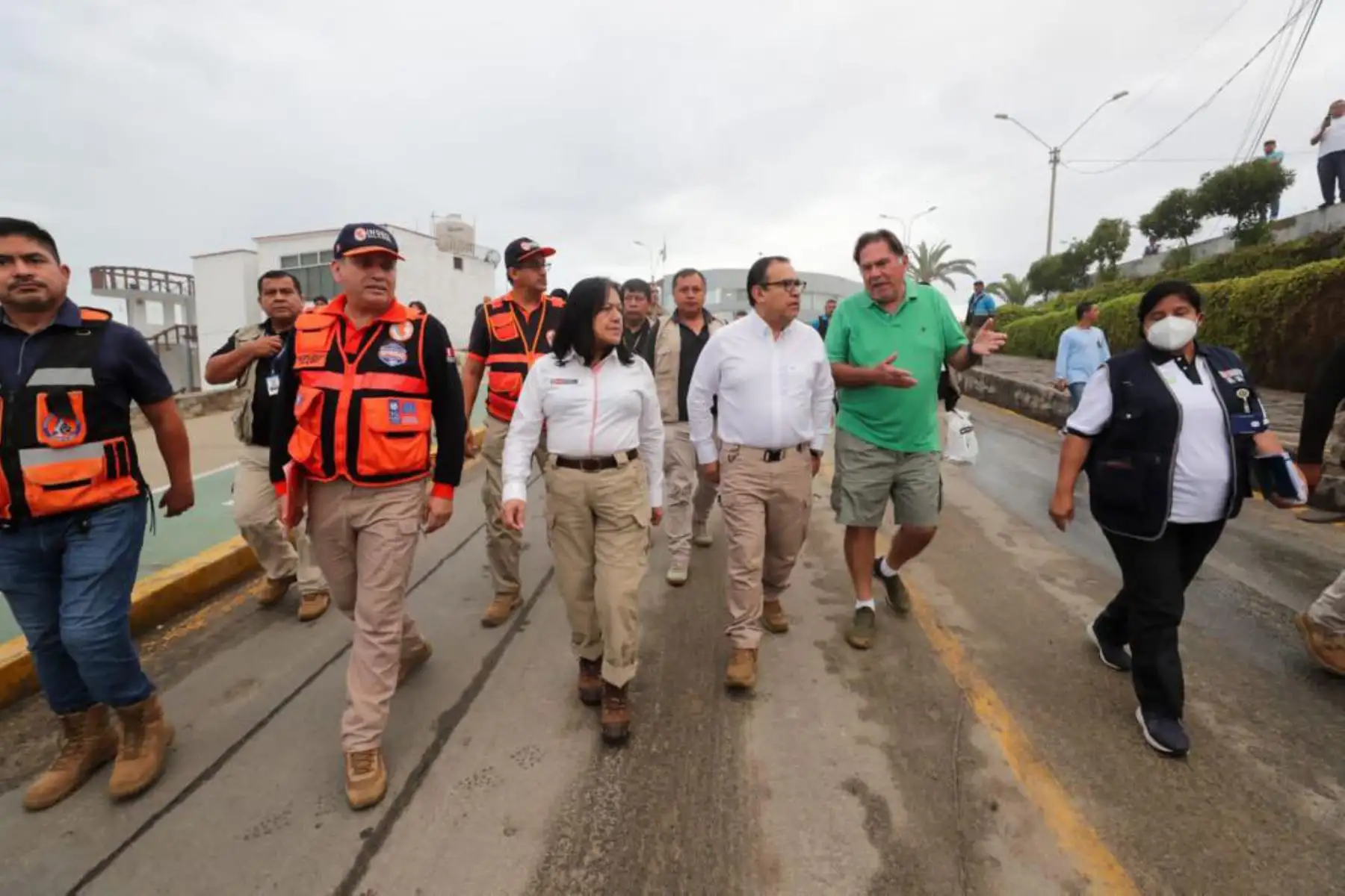El presidente del Consejo de Ministros, Alberto Otárola, anunció que se declarará en emergencia a los balnearios de Punta Hermosa, San Bartolo y Pucusana debido a las fuertes lluvias, que han provocado huaicos y han afectado a la población. Foto: PCM