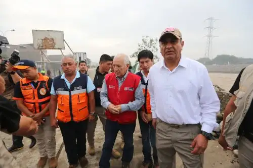 Ministro de Educación Óscar Becerra, Ministro del Interior Vicente Romero y Alcalde de San Juan de Lurigancho Jesús Maldonado visitan el Malecón Checa debido al aumento del cauce del Río Rímac. Foto: ANDINA/Tatiana Gamarra