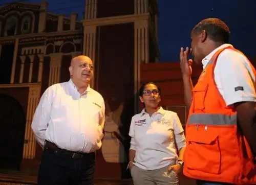 Ministros Alfonso Adrianzén y Leslie Urteaga llegan a Cieneguilla y reciben información del alcalde Emilio Chávez sobre la situación de los ciudadanos afectados debido a las intensas lluvias. Foto: ANDINA/difusión.