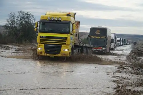 La caída de un huaico, registrada esta madrugada en el distrito de Ocucaje, provincia de Ica, restringe el tránsito vehicular en la carretera Panamericana Sur. Foto: Genry Bautista
