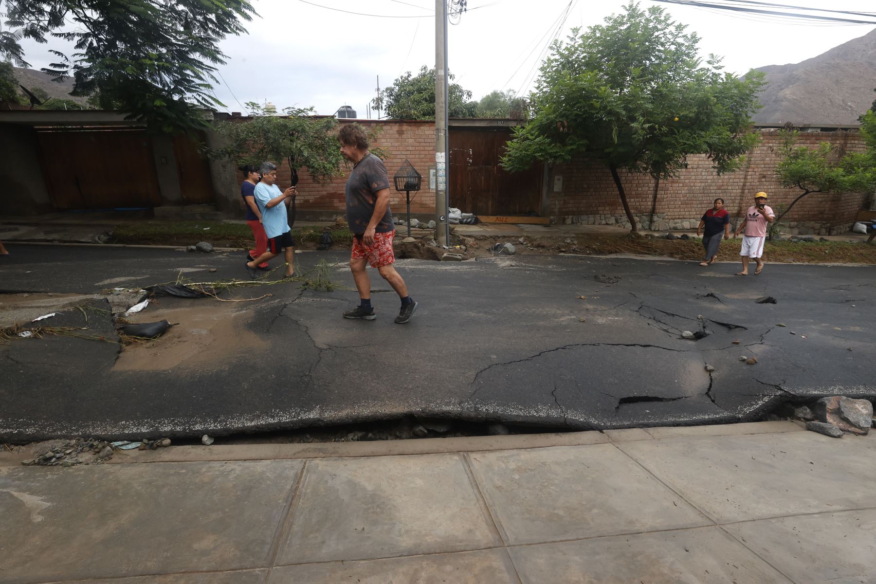 Así quedó la cuadra 6 de calle Los Laureles, en Chaclacayo, por la intensidad de la lluvia y la inundación de la vía. Foto: ANDINA/Vidal Tarqui. Foto: ANDINA/Vidal Tarqui
