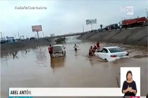 La carretera Panamericana Sur quedó totalmente inundada a la altura del puente Chilca, distrito del mismo nombre, provincia de Cañete.