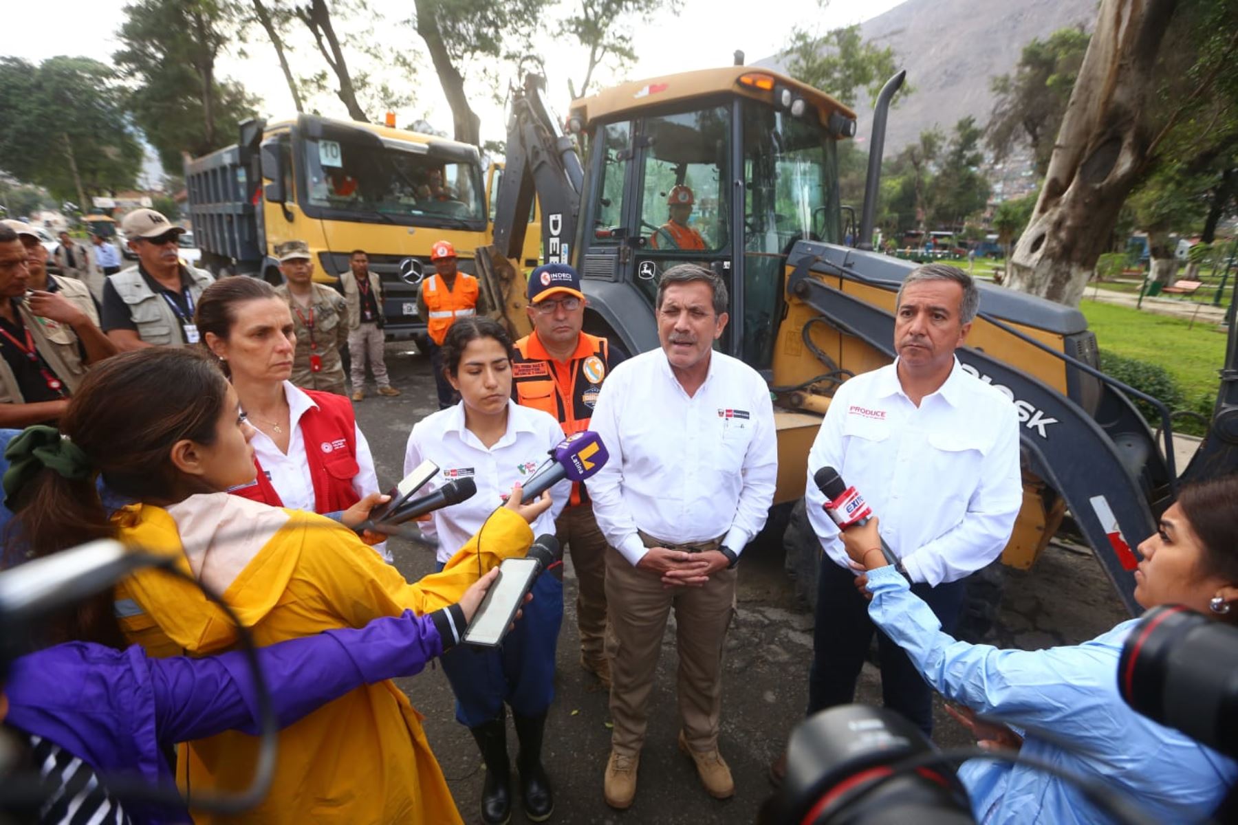 Ministros de Defensa, de Transportes, de Vivienda y de la Producción supervisan situación en Chosica tras activación de quebradas.