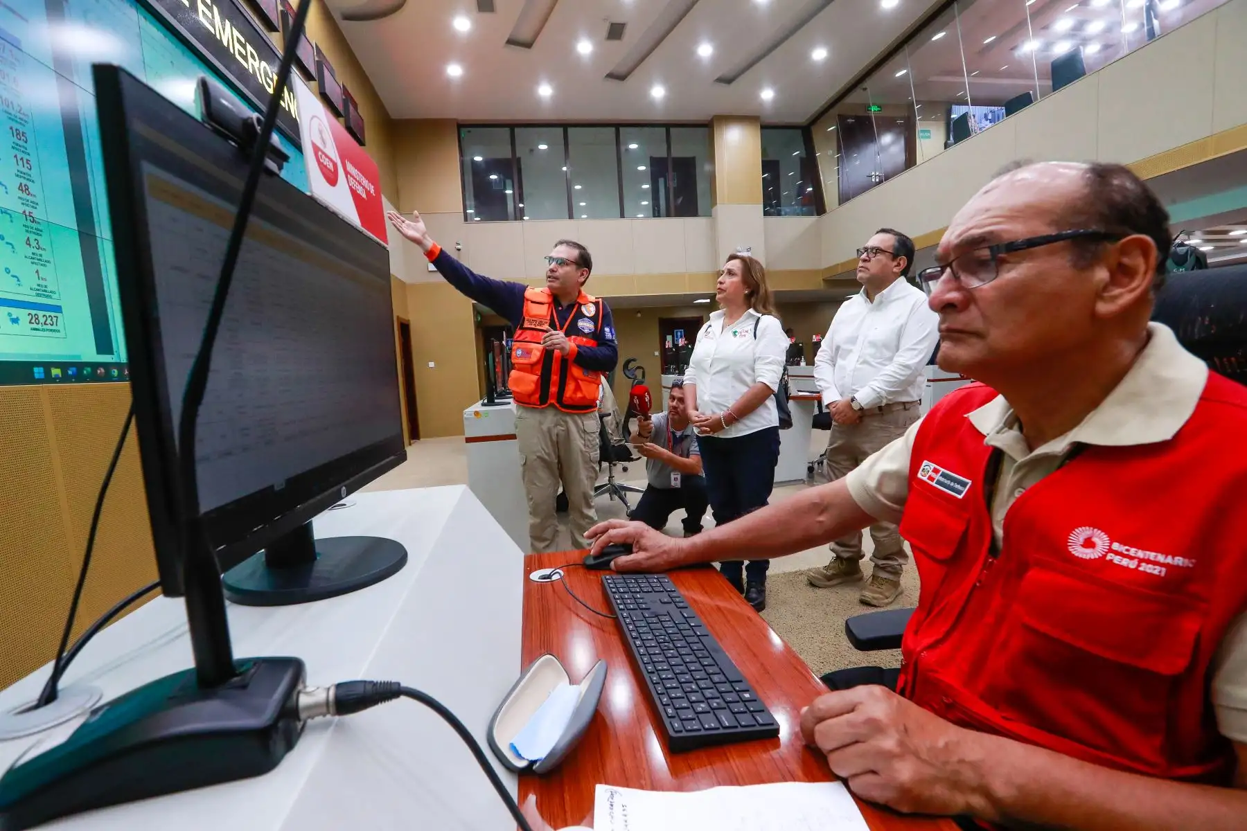 Presidenta Dina Boluarte llega al Centro de Operaciones de Emergencia Nacional – COEN, para liderar la sesión del Consejo de Ministros. Foto: ANDINA/ Prensa Presidencia