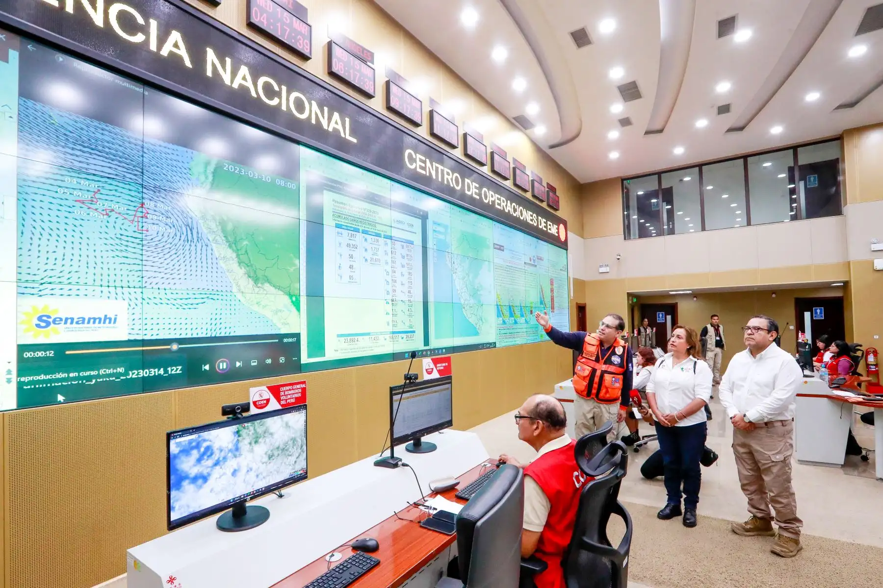 Presidenta Dina Boluarte llega al Centro de Operaciones de Emergencia Nacional – COEN, para liderar la sesión del Consejo de Ministros. Foto: ANDINA/ Prensa Presidencia