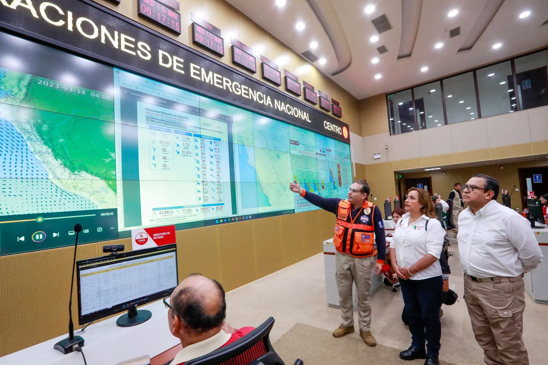 Presidenta Dina Boluarte llega al Centro de Operaciones de Emergencia Nacional – COEN, para liderar la sesión del Consejo de Ministros. Foto: ANDINA/ Prensa Presidencia