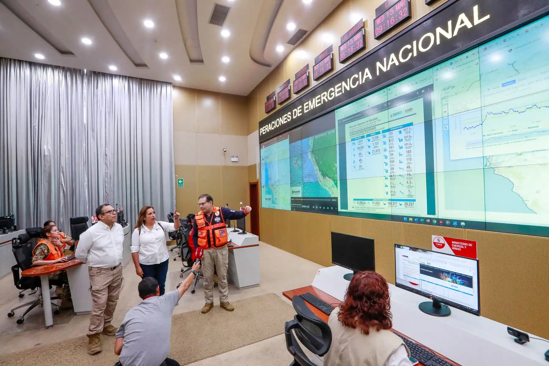 Presidenta Dina Boluarte llega al Centro de Operaciones de Emergencia Nacional – COEN, para liderar la sesión del Consejo de Ministros. Foto: ANDINA/ Prensa Presidencia