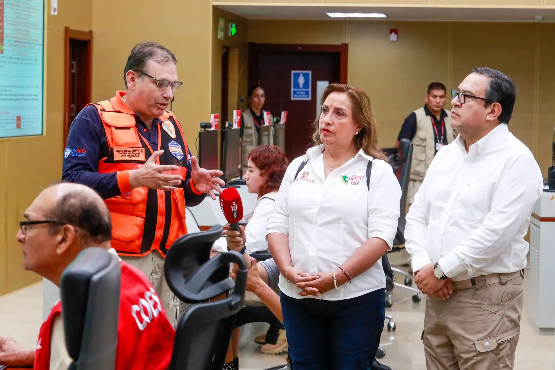 Presidenta Dina Boluarte llega al Centro de Operaciones de Emergencia Nacional – COEN, para liderar la sesión del Consejo de Ministros. Foto: ANDINA/ Prensa Presidencia