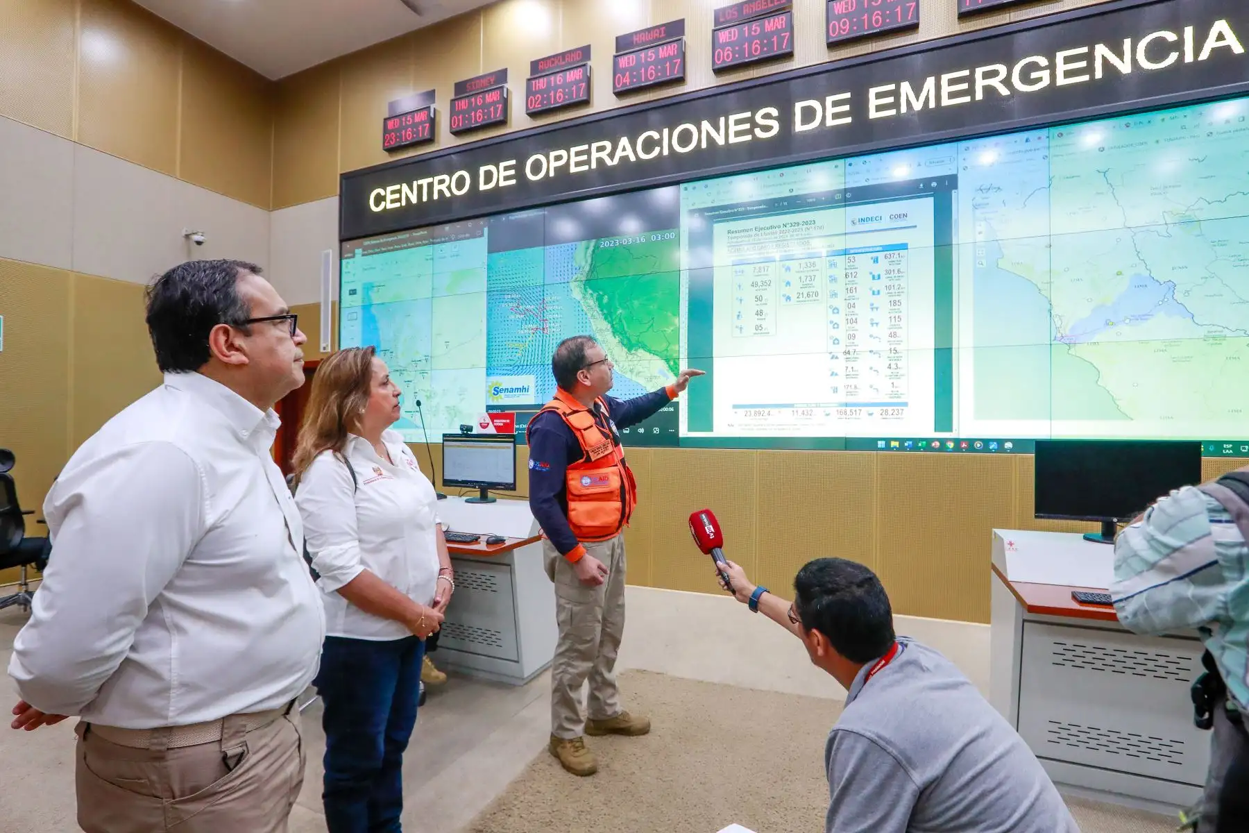 Presidenta Dina Boluarte llega al Centro de Operaciones de Emergencia Nacional – COEN, para liderar la sesión del Consejo de Ministros. Foto: ANDINA/ Prensa Presidencia