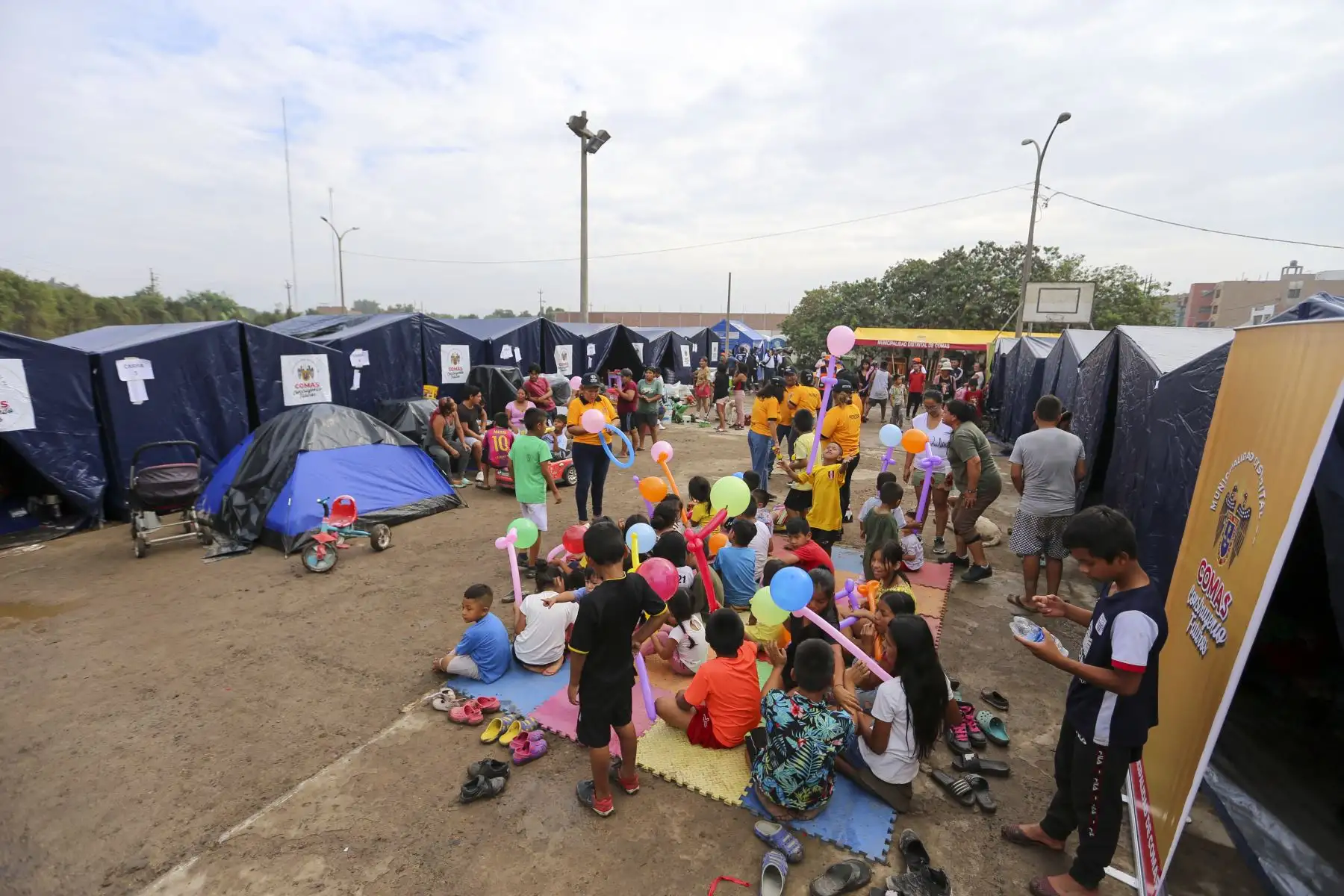 Damnificados del AAHH Las Esperanzas reciben ayuda de Defensa Civil y la Municipalidad de Comas. Se ha reubicado a los damnificados en la Urbanización Alameda del Pinar. Foto: ANDINA/Tatiana Gamarra