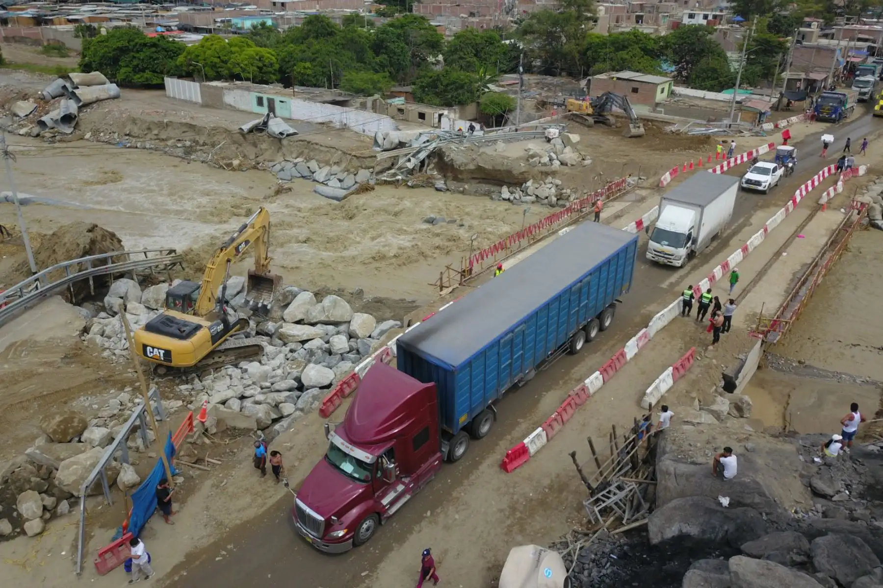 Continúa el tránsito de vehículos pesados y livianos por el puente Sechín, ubicado en la carretera Panamericana Norte, en la provincia de Casma, región Áncash. Foto: ANDINA/ Daniel Bracamonte