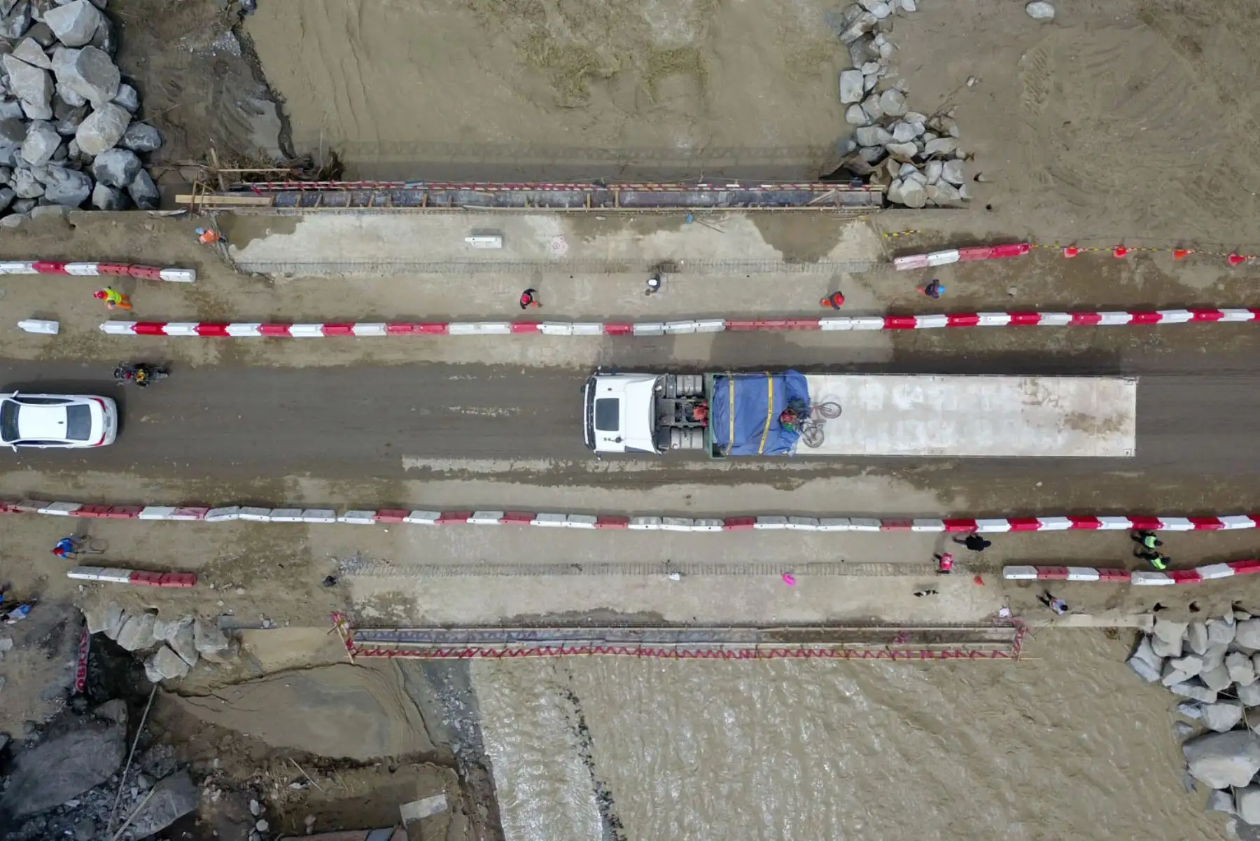 Continúa el tránsito de vehículos pesados y livianos por el puente Sechín, ubicado en la carretera Panamericana Norte, en la provincia de Casma, región Áncash. Foto: ANDINA/ Daniel Bracamonte