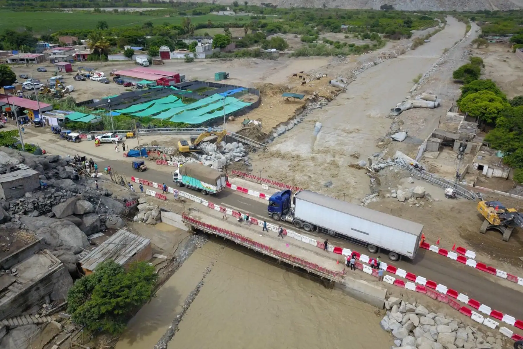 Continúa el tránsito de vehículos pesados y livianos por el puente Sechín, ubicado en la carretera Panamericana Norte, en la provincia de Casma, región Áncash. Foto: ANDINA/ Daniel Bracamonte