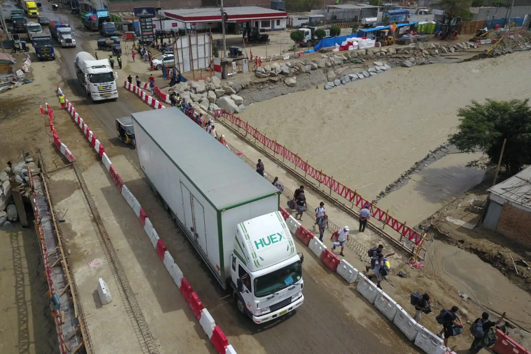 Continúa el tránsito de vehículos pesados y livianos por el puente Sechín, ubicado en la carretera Panamericana Norte, en la provincia de Casma, región Áncash. Foto: ANDINA/ Daniel Bracamonte