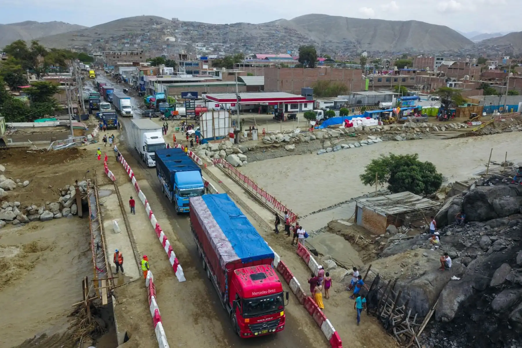 Continúa el tránsito de vehículos pesados y livianos por el puente Sechín, ubicado en la carretera Panamericana Norte, en la provincia de Casma, región Áncash. Foto: ANDINA/ Daniel Bracamonte
