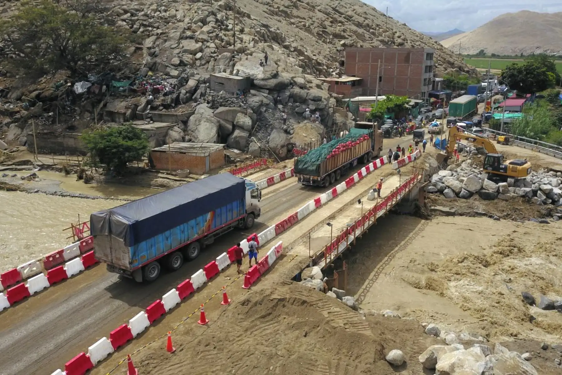 Continúa el tránsito de vehículos pesados y livianos por el puente Sechín, ubicado en la carretera Panamericana Norte, en la provincia de Casma, región Áncash. Foto: ANDINA/ Daniel Bracamonte