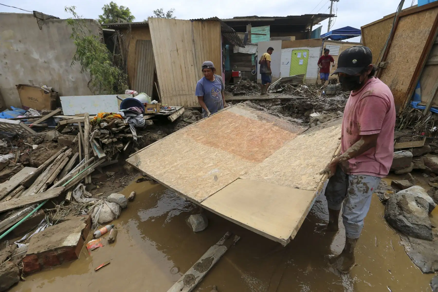 Desborde de la quebrada Río Seco afecta a pobladores de la Hacienda Caballero en Carabayllo.
Foto: ANDINA/Tatiana Gamarra